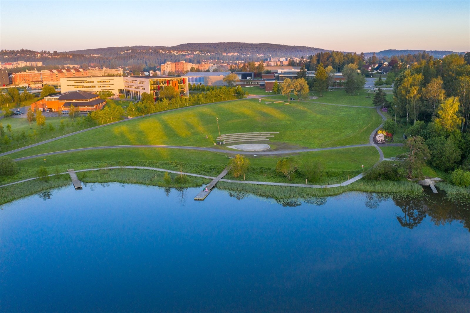 Nærhet til flotte tur- og friluftsområder. Her kan det populære Rådhusparken og Langvannet nevnes. Galleribilde