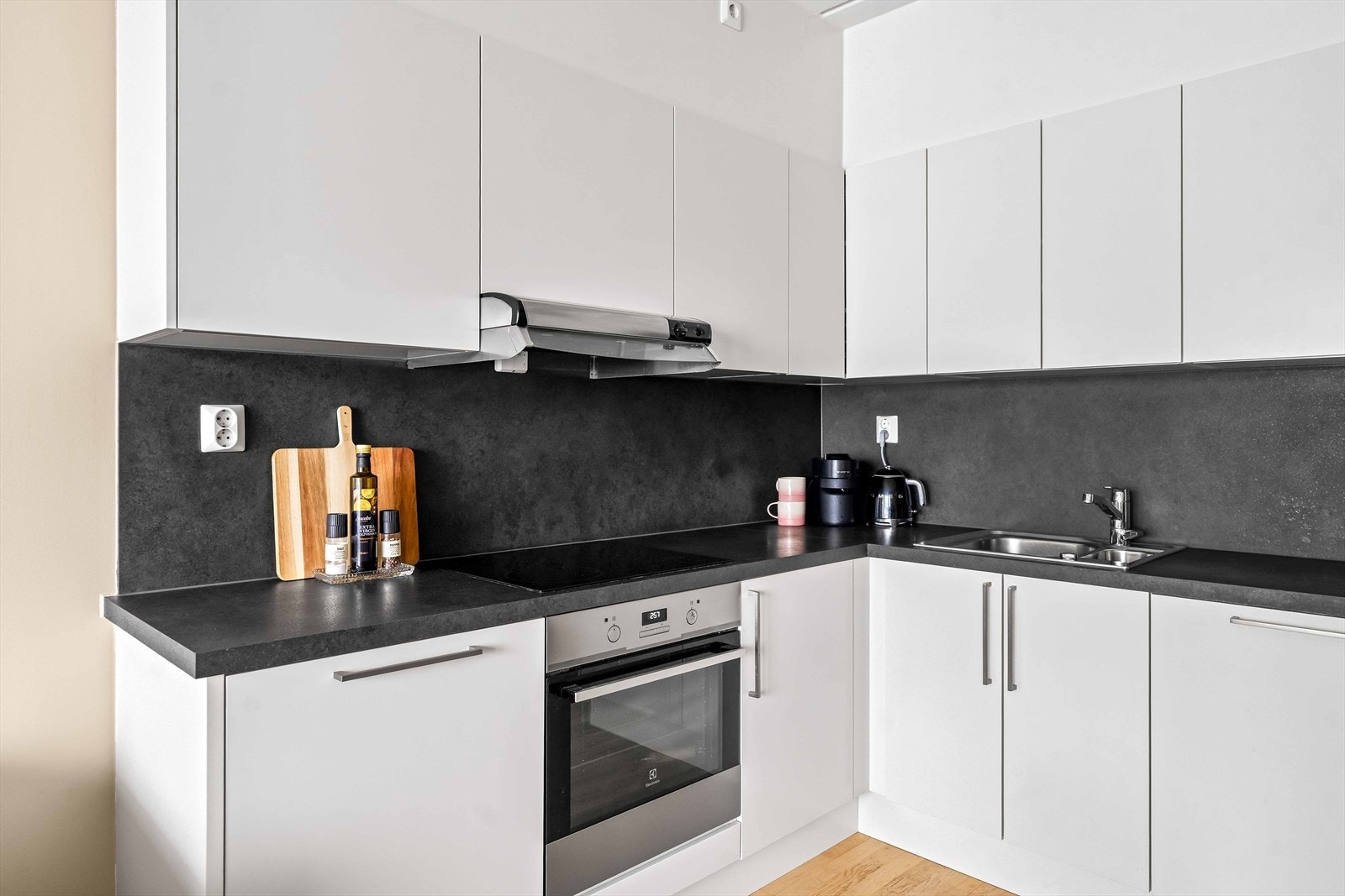 Kjøkkenet har integrerte hvitevarer som induksjonstopp, stekeovn, oppvaskmaskin og kombiskap. Galleribilde