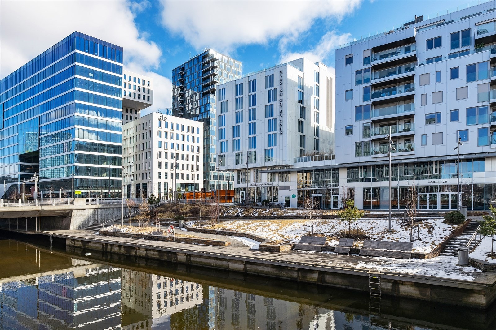 Sørenga har de senere årene blitt en populær badeplass under sommerhalvåret, og ligger kun et par minutter unna med sykkel, eller en 10 minutters spasertur. Galleribilde