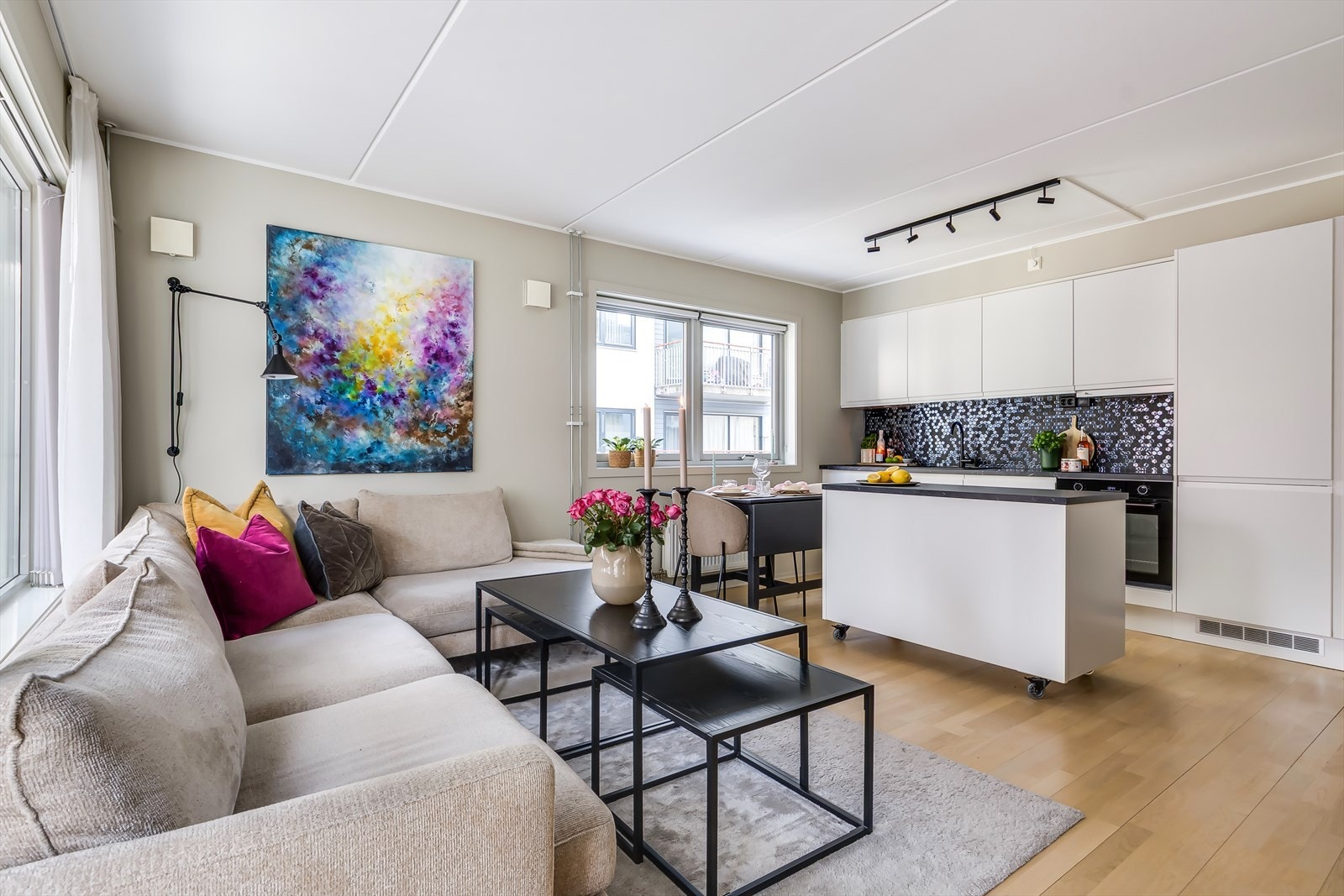 Leiligheten har en sosial, åpen løsning mellom stue og kjøkken, noe dagens eiere selv har satt stor pris på. Her kan dere sosialisere og kokkelere på samme tid! Galleribilde