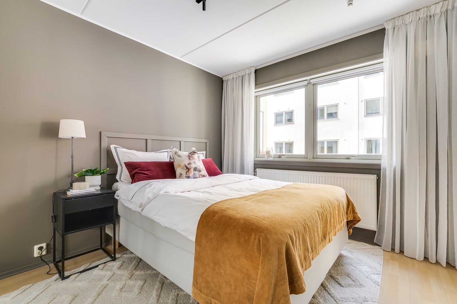 Hovedsoverommet er stort og innbydende med god plass til dobbeltseng og tilhørende nattbord. Stort vindu sikrer et lyst og luftig soverom. Galleribilde