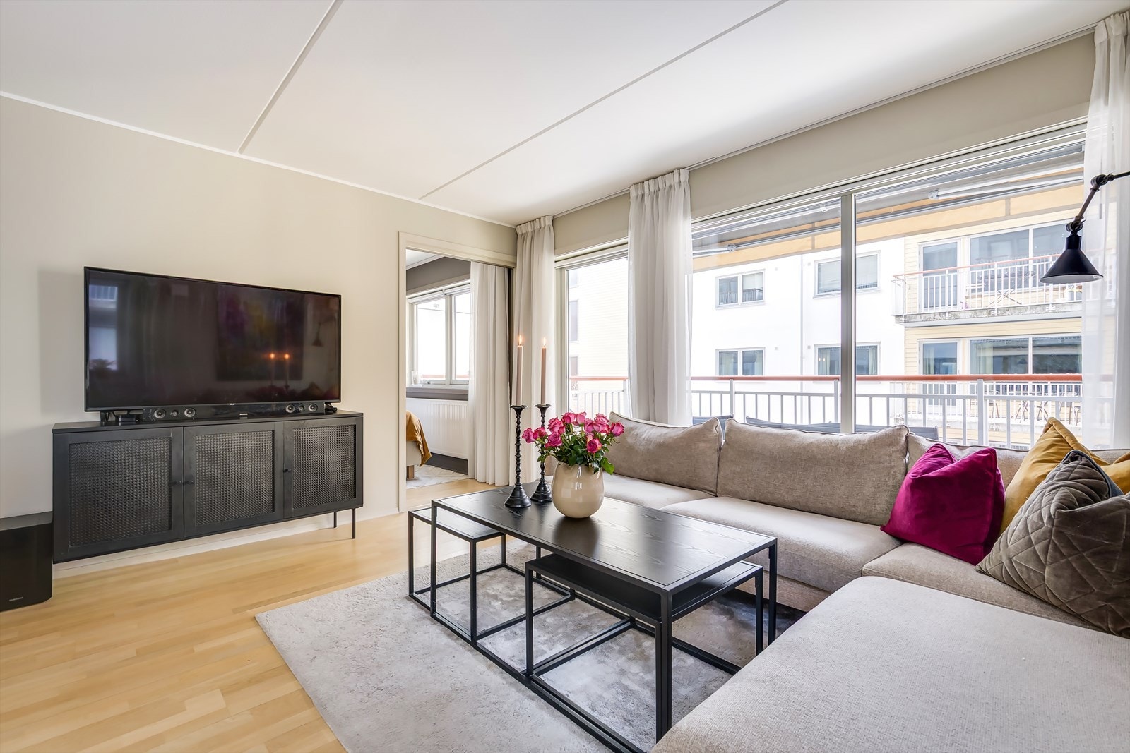 Romløsningen er god med plass til hjørnesofa, bord og TV-benk. Veggene er malt i en tidløs beigetone som gjør rommet enkelt å møblere etter egne ønsker og behov. Galleribilde