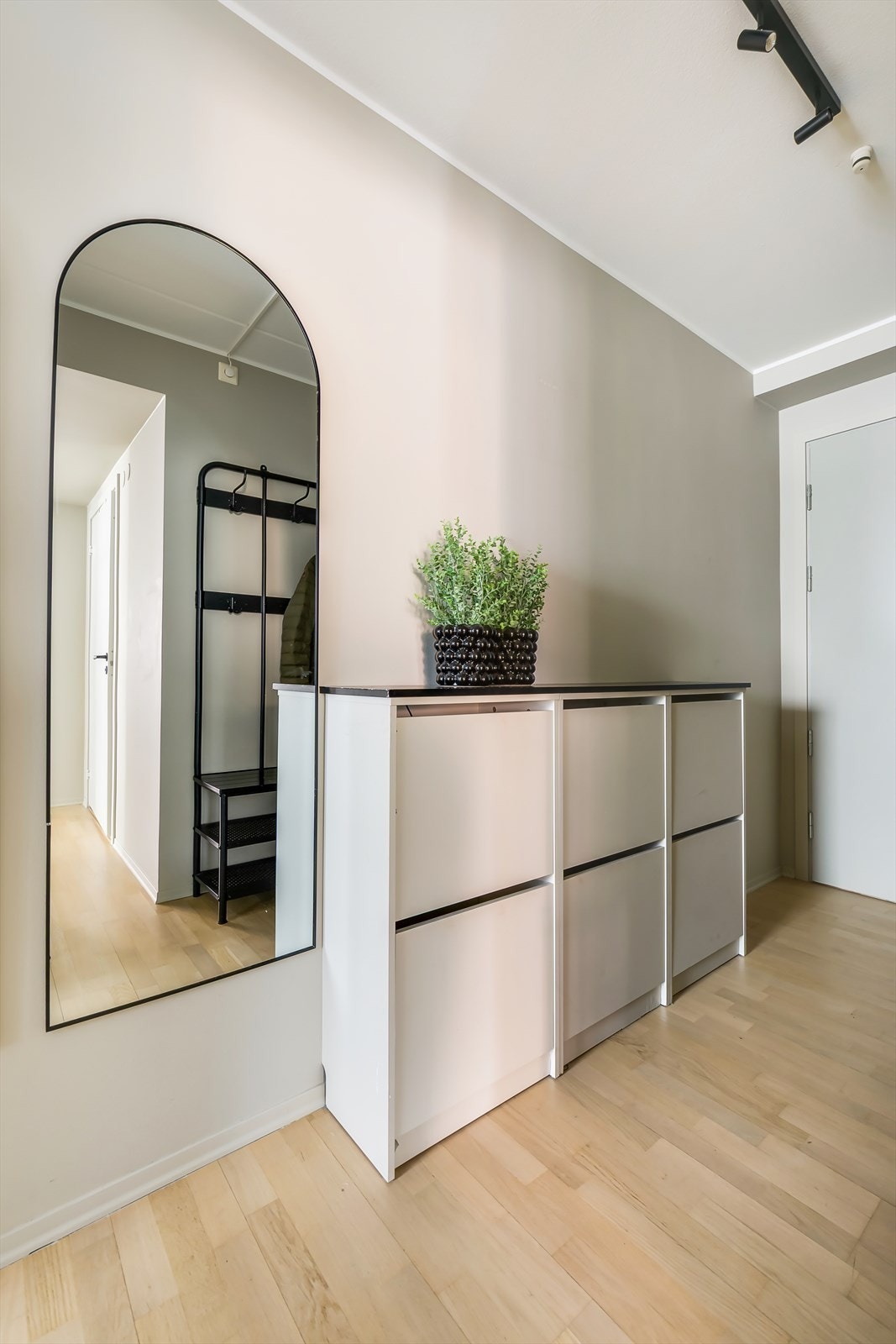 I det dere trer over dørstokken forstår dere umiddelbart hvilket moderne og gjennomført hjem dette er. Gangen er romslig med plass til yttertøy og sko. Praktisk skoskap og hylleløsninger for oppbevaring. Galleribilde