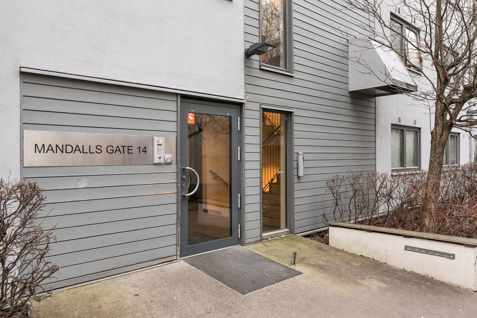 Fra hyggelig fellesareal er det enkel adkomst til leiligheten som ligger i 3. etg via heis eller trapper. Galleribilde