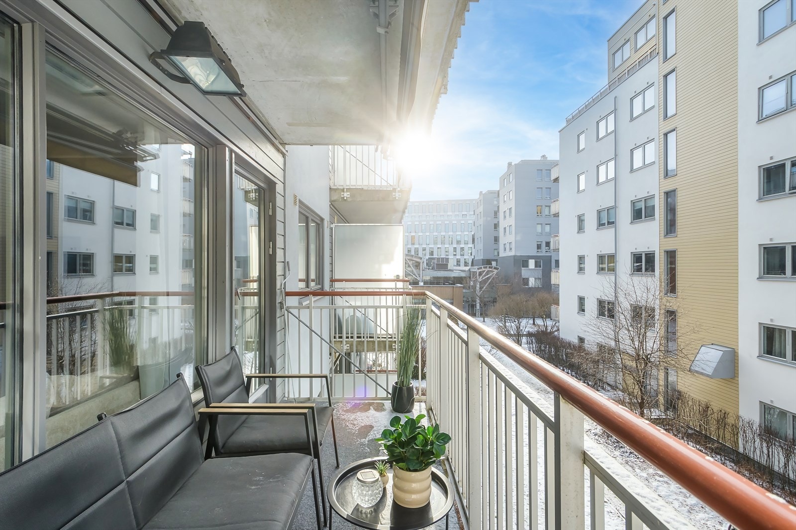 Balkongen er på ca 6m² med plass til sittegruppe, grill og blomsterkasser. Galleribilde