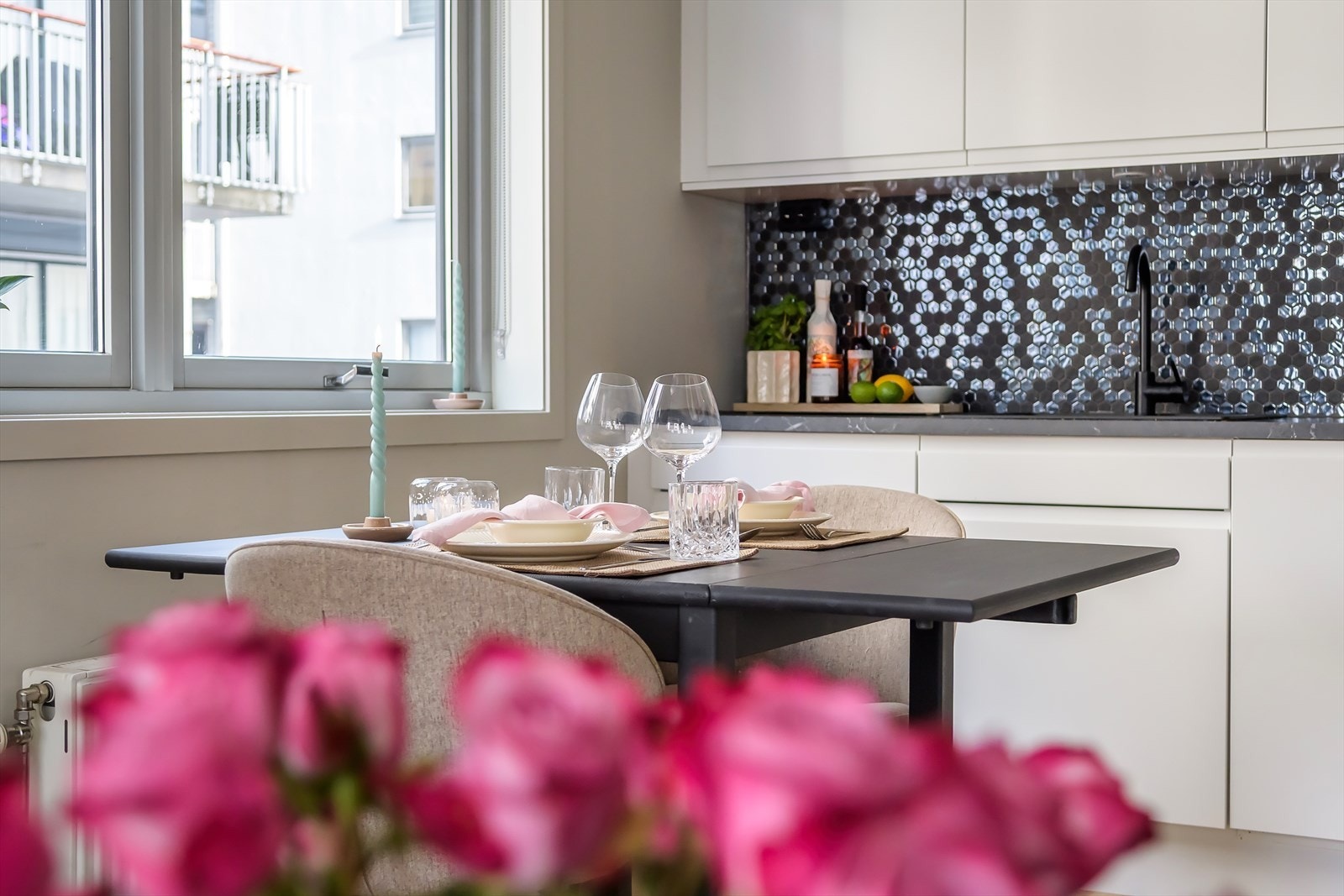 Med kort vei fra kjøkken til spiseplassen er det enkelt å servere dagens måltider. Galleribilde