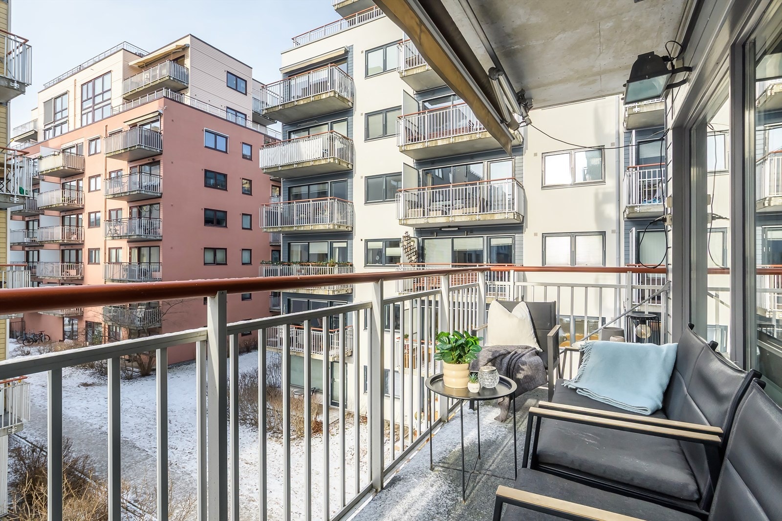 På de varme dagene er det deilig å kunne sette opp balkongdøren og binde sammen inne- og uterom. Her kan dere nyte ettermiddagssol! Galleribilde