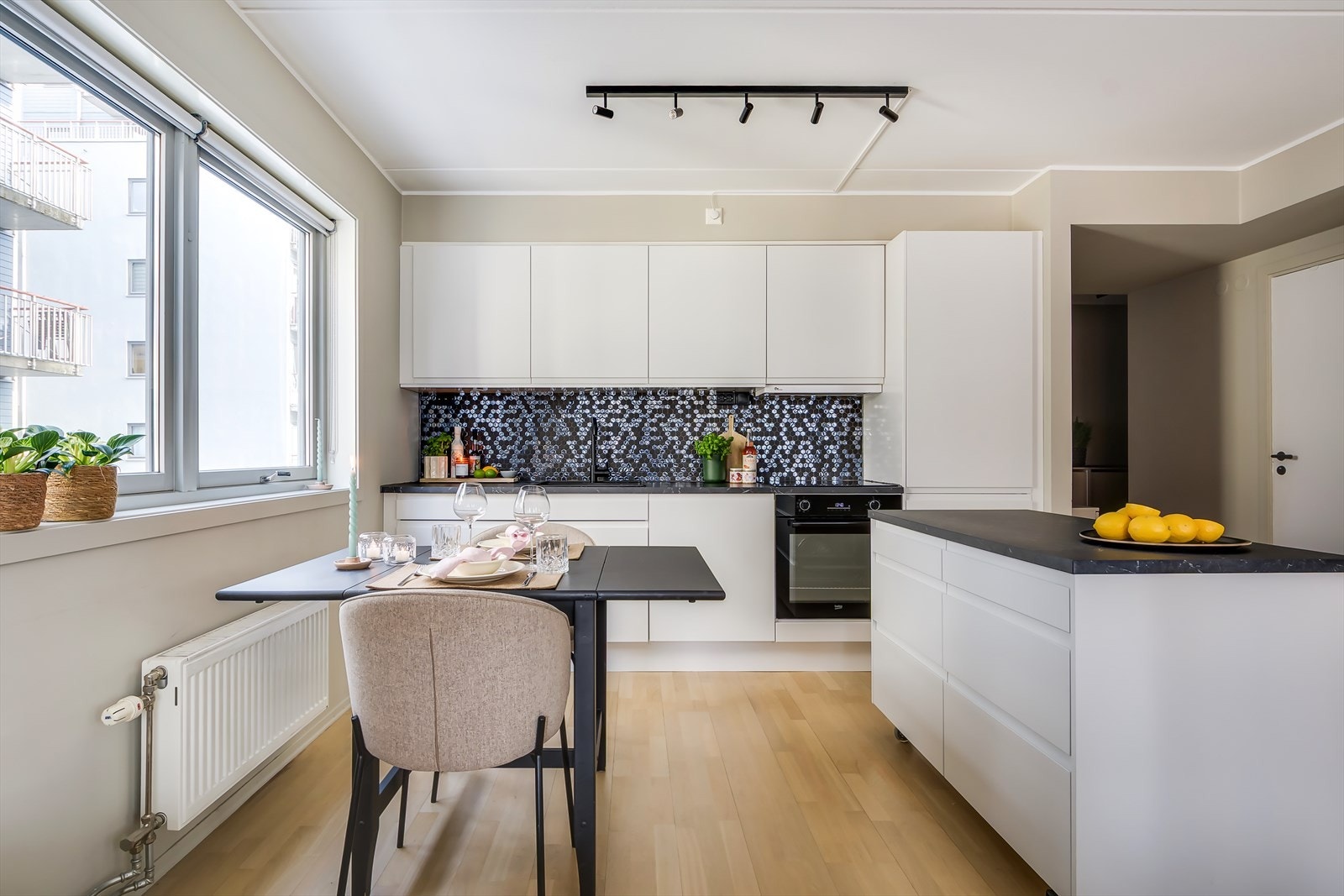 Dagens eier ønsket en sosial kjøkkenøy som binder sammen stue- og kjøkken, samt gir med oppbevaring- og arbeidsplass. Kjøkkenøyen er mobil og kan flyttes rundt etter eget ønske. Galleribilde