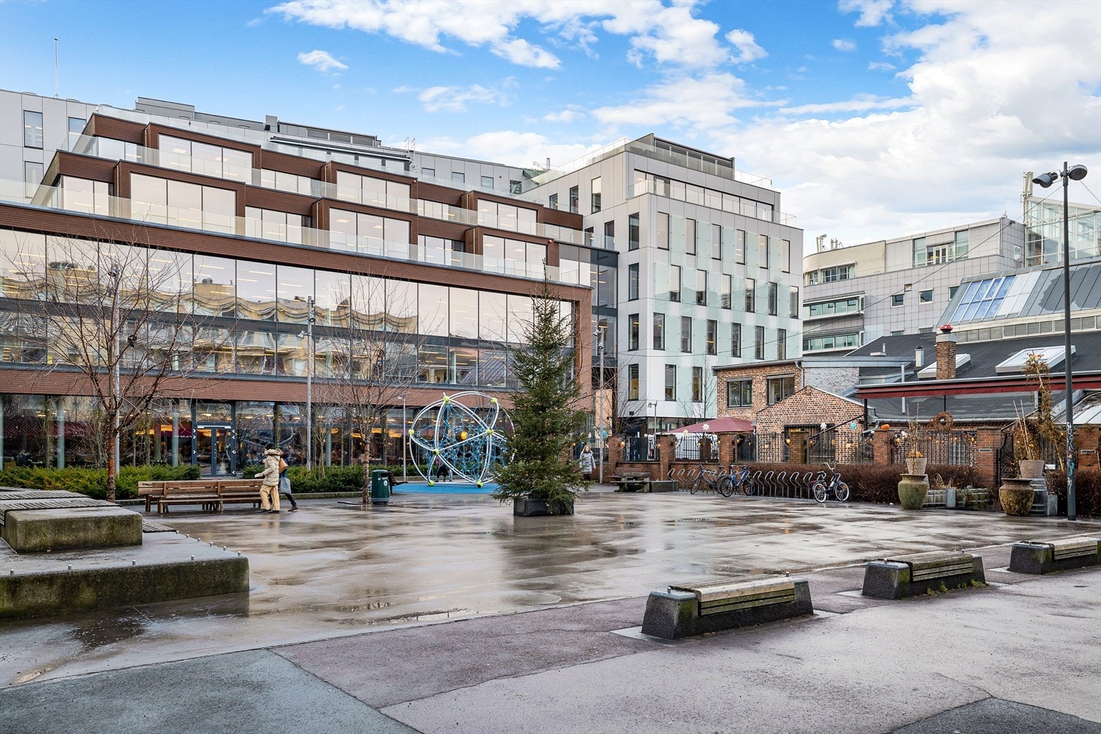 Dette er et boligområde som har økt voldsomt i popularitet de seneste årene, og det er det mange grunner til. Teaterplassen byr på en rekke hyggelige spisesteder og flere, solrike uteserveringer. Galleribilde