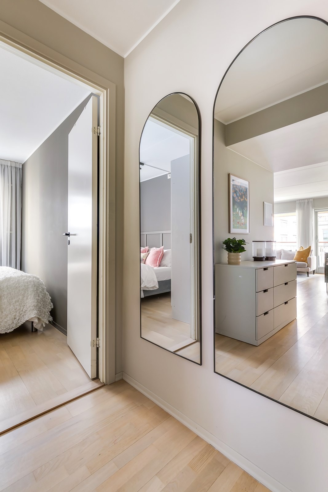 Soverommene ligger i hver sin ende av boligen. Galleribilde