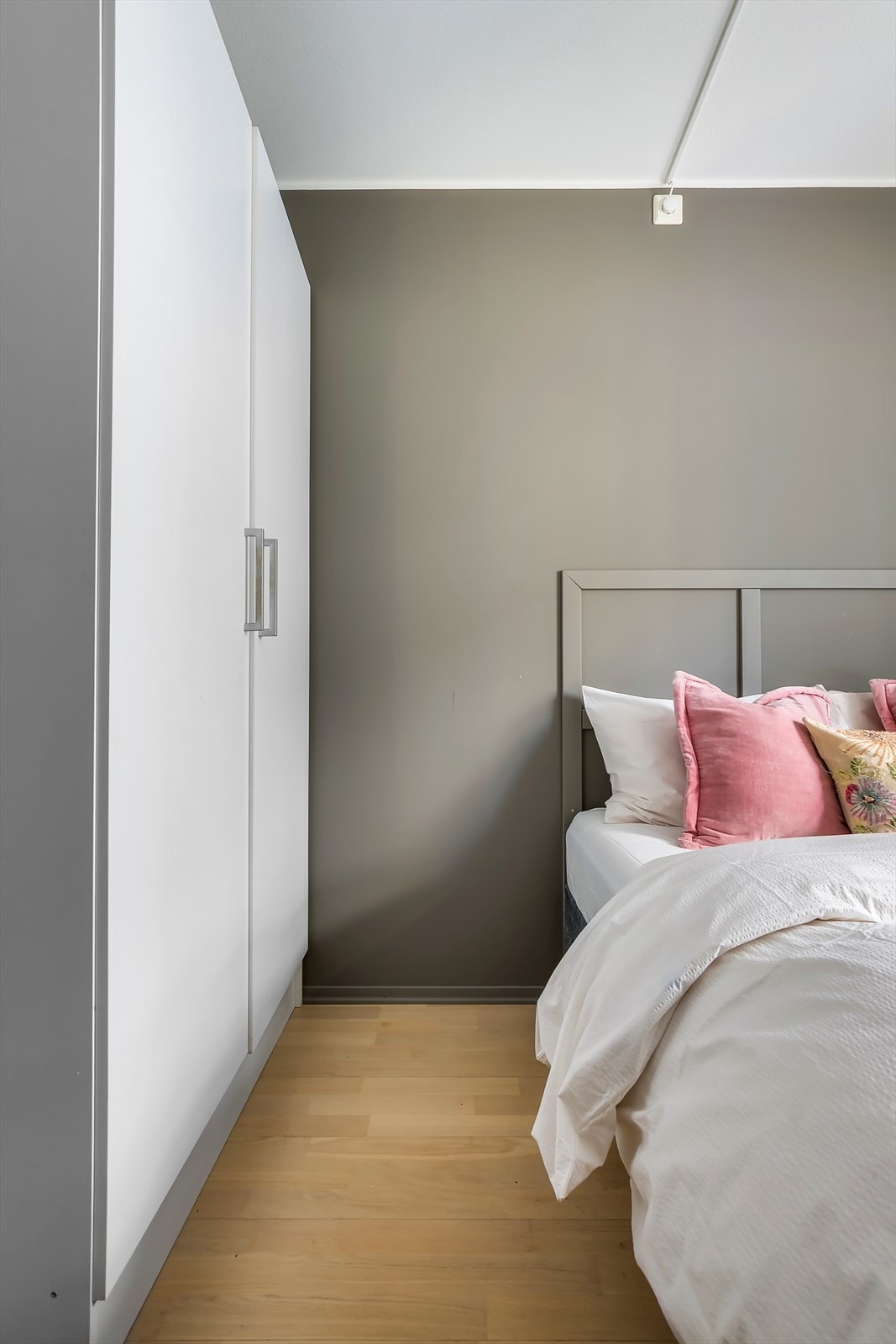 Garderobeskap for oppbevaring. Her kan en god natts søvn nytes i rolige omgivelser. Galleribilde