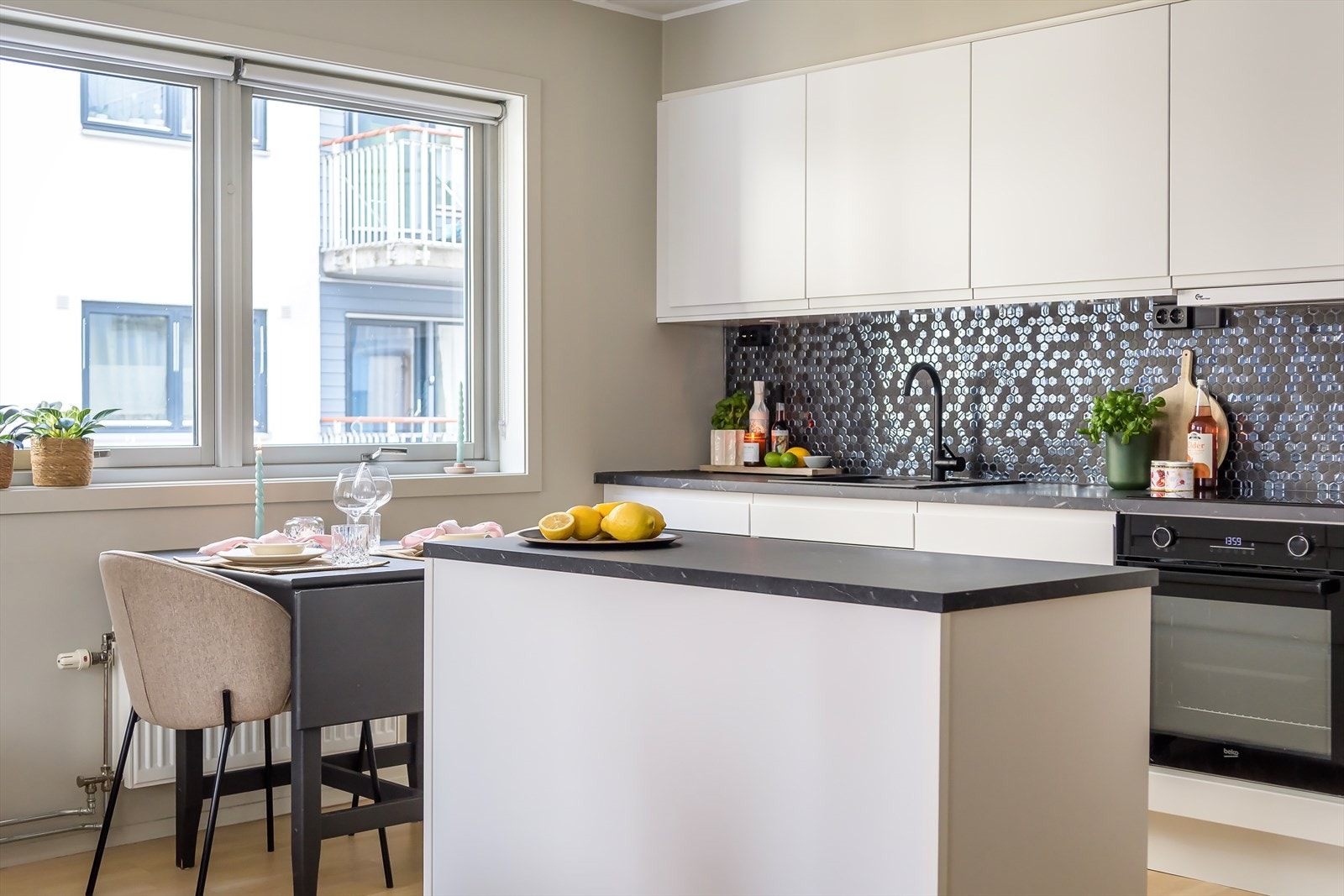 Det er godt med oppbevaring i skuffer og skap som gjør det enkelt å holde orden. Galleribilde