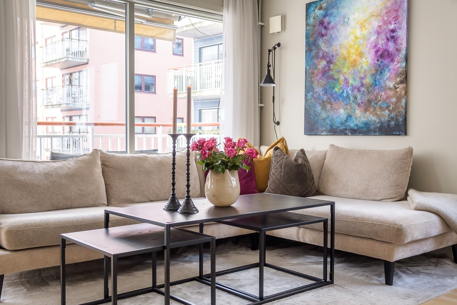 Her ligger alt til rette for rolige kvelder med film, eller større, sosiale sammenkomster. Galleribilde