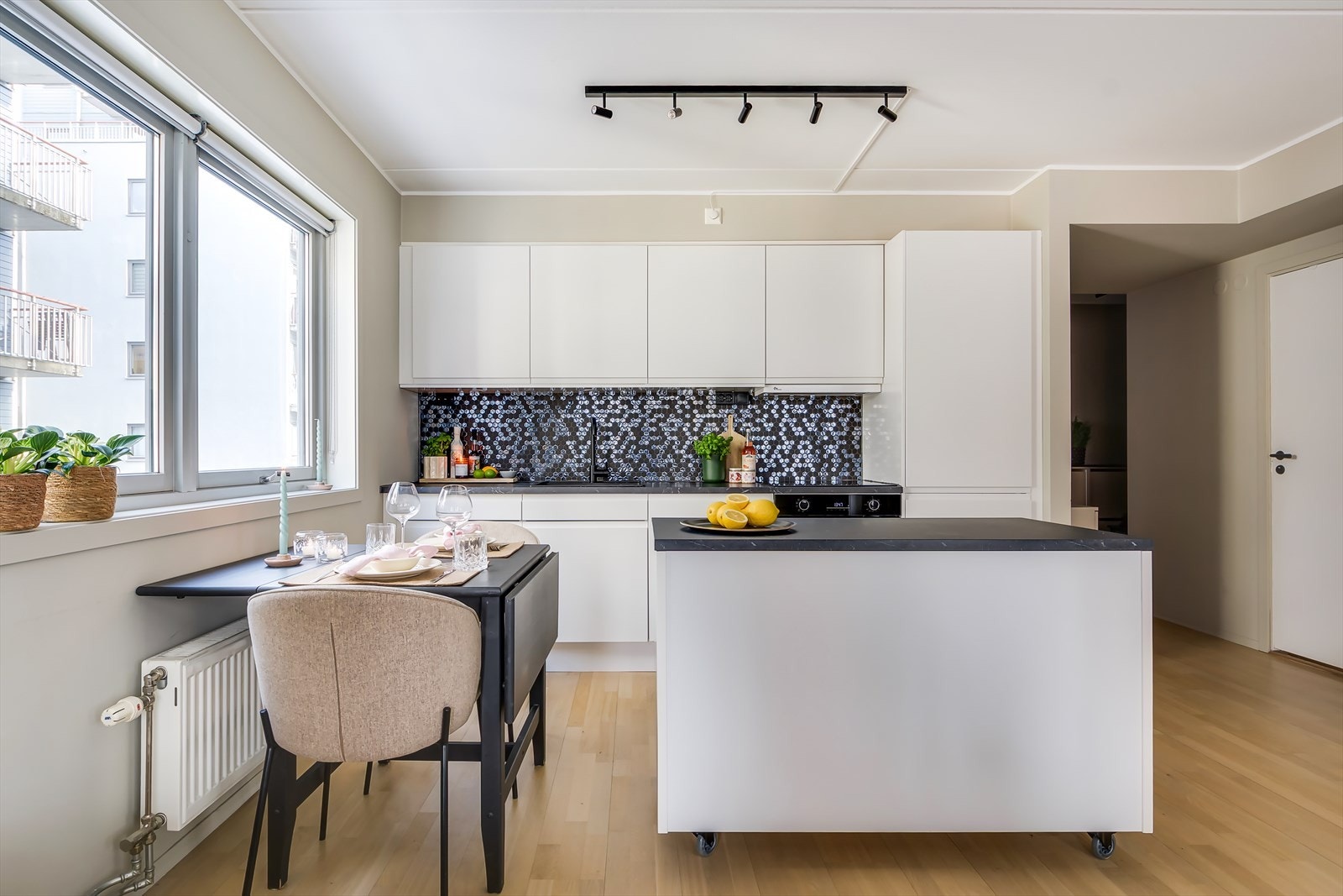 Mellom stue og kjøkken er det plass til stor eller lite spisebord, alt etter eget ønske. Galleribilde