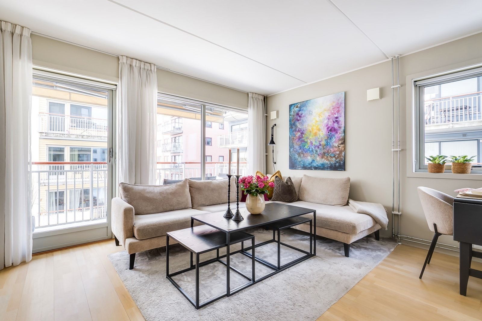 Stuen er lys og luftig som følge av store vinduer mot to himmelretninger. Galleribilde