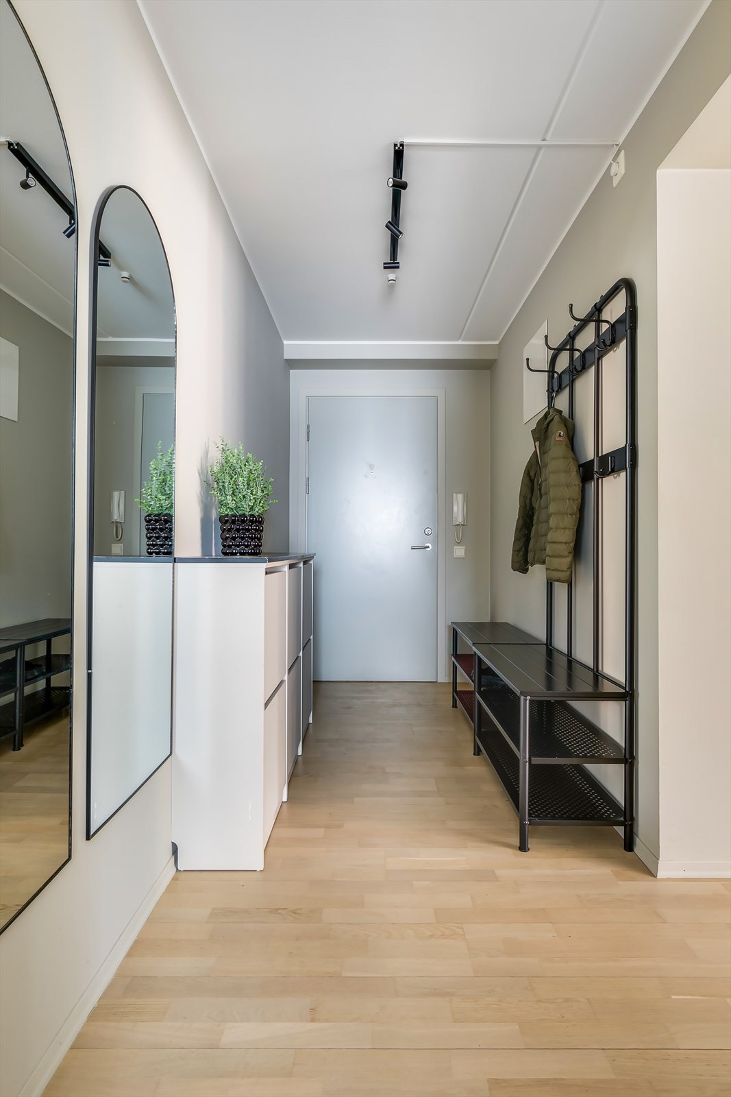 Vegger er malt i en behagelig tone som harmonerer med det lune parkettgulvet. Her er det hyggelig å komme hjem! Galleribilde