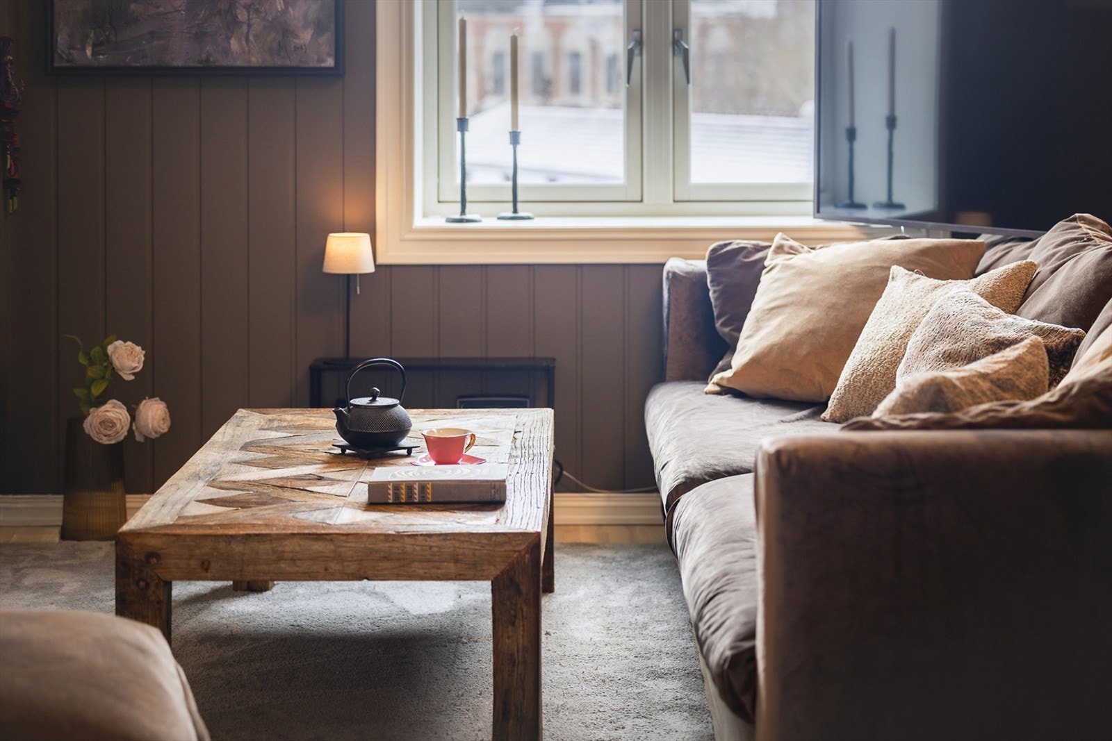 Den lune fargepaletten gjør at man umiddelbart får lyst til å synke ned i sofaen og nyte roen. Deilige dype vindusposter. Galleribilde