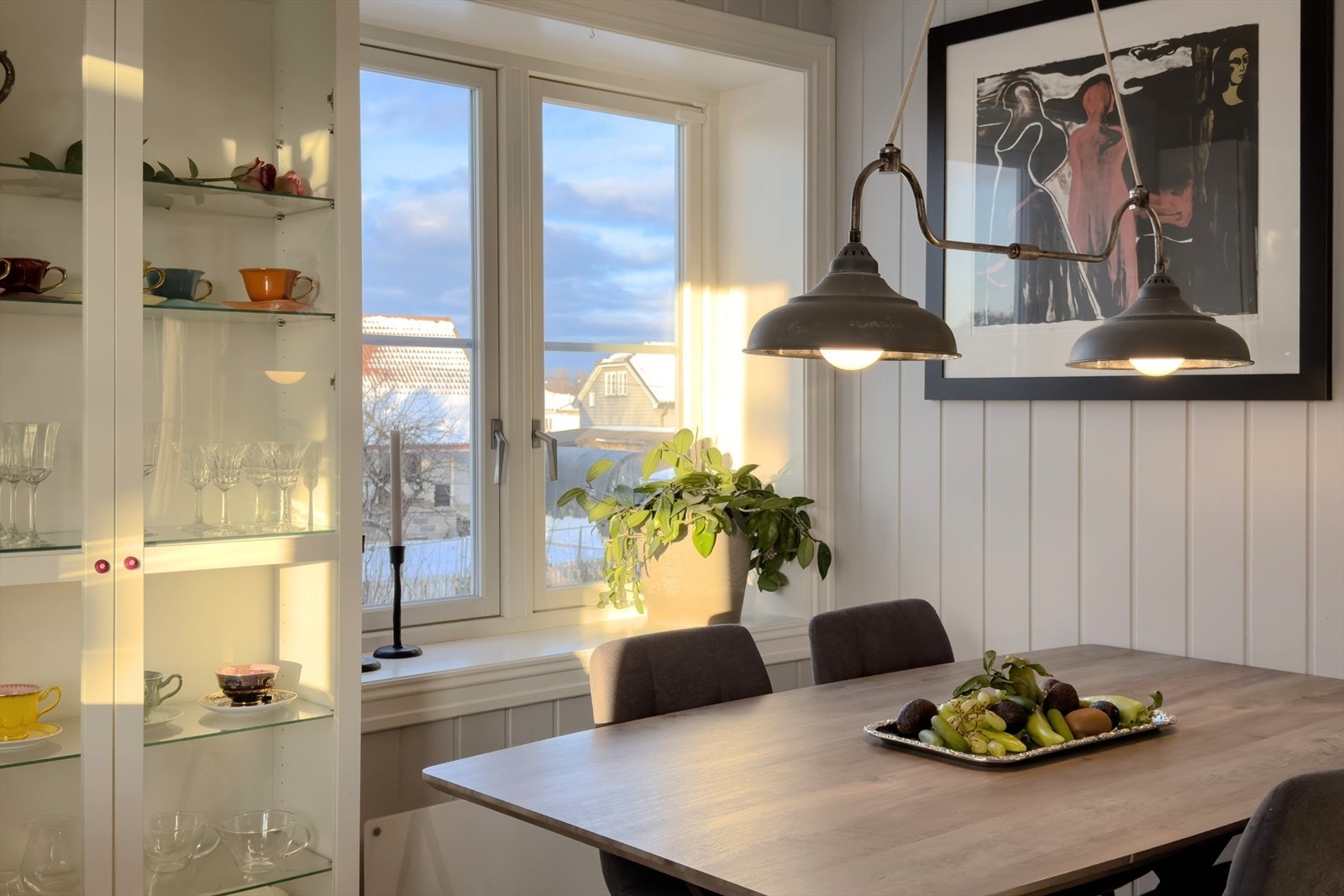 Kort gange til gratis ferje med hyppige avganger mot sentrum eller jernbanestasjon. Galleribilde