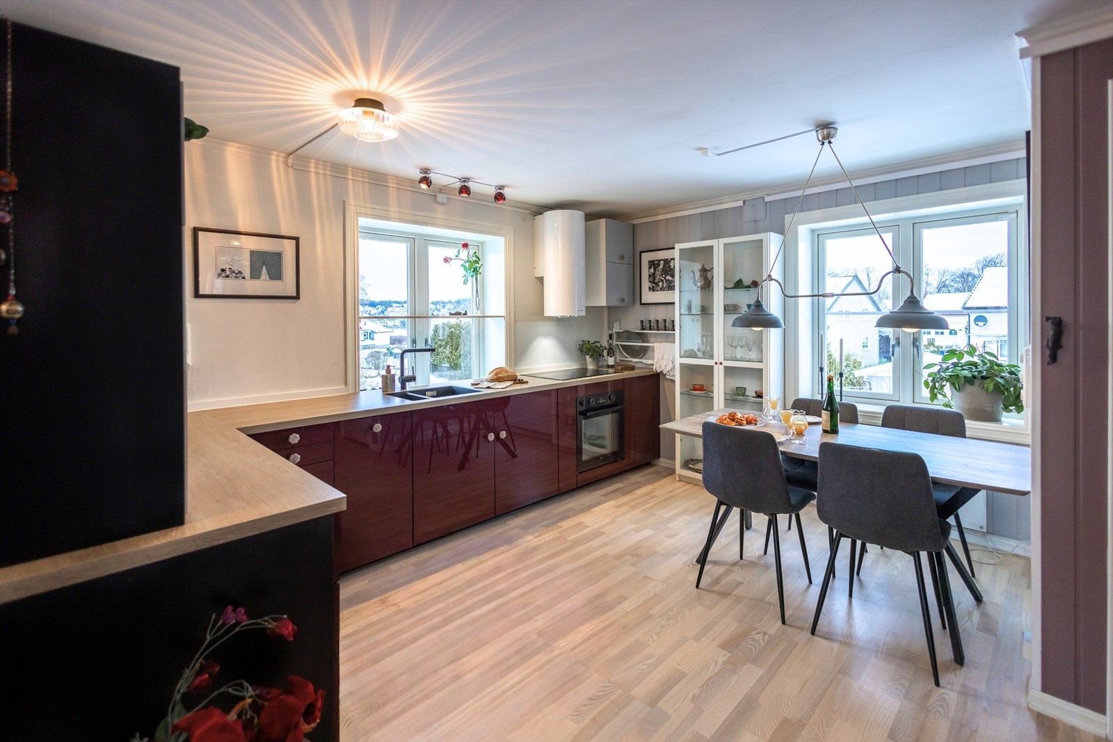 Leiligheten har store vinduer som skaper godt med gjennomgående lys inn gjennom hele dagen. Kjøkkenet var helt nytt i 2023/2024, med eksklusive valg og finesser. Galleribilde