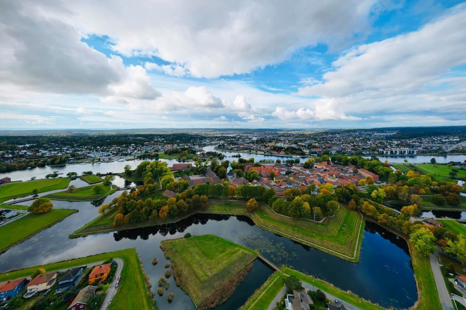 Vollene i Gamlebyen byr på turområder i historiske omgivelser. Den karakteristiske stjerneformede vann/voll formasjonen som omringer festningsbyen er aller nærmeste nabo. Galleribilde