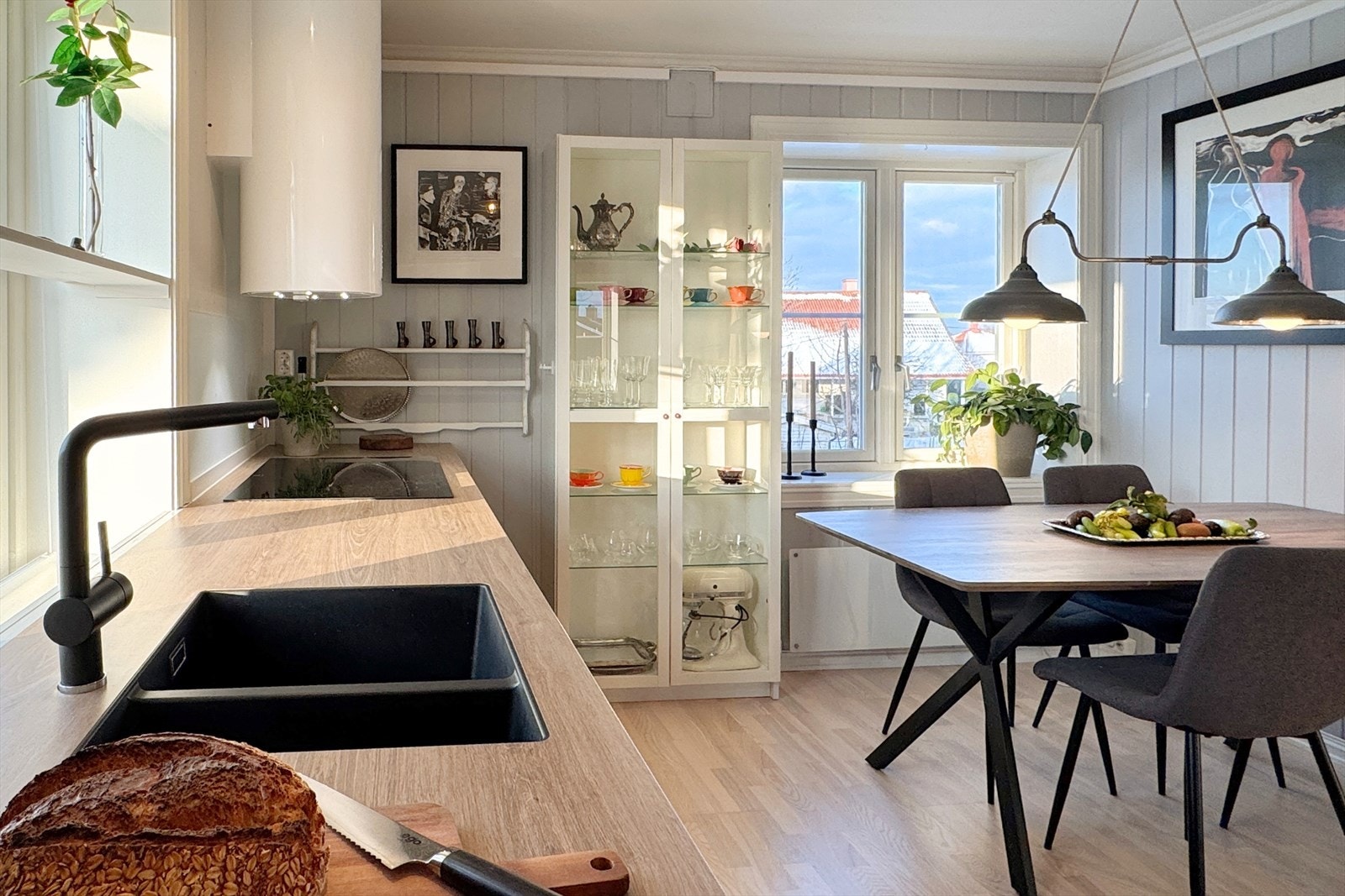 Moderne og stilrent kjøkken med en lekker kombinasjon av høyglans, burgunder og varme eikefronter som gjør rommet spennende og delikat. Det har kvalitets hvitevarer, deriblant eksklusiv sylinderformet ventilator og ekstra bredde på induksjonstoppen. Galleribilde