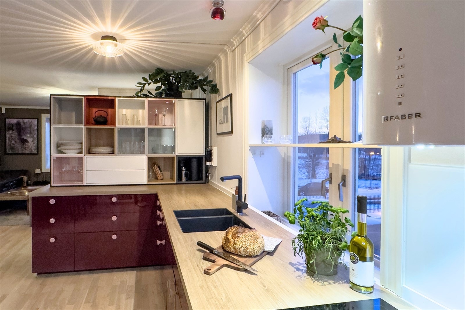 Ekstra hyller skaper spennende løsning og gode oppbevaringsmuligher. Kan også enkelt taes ned for de som ønsker helt åpen løsning. Da får man en ekstra arbeidsflate. Galleribilde