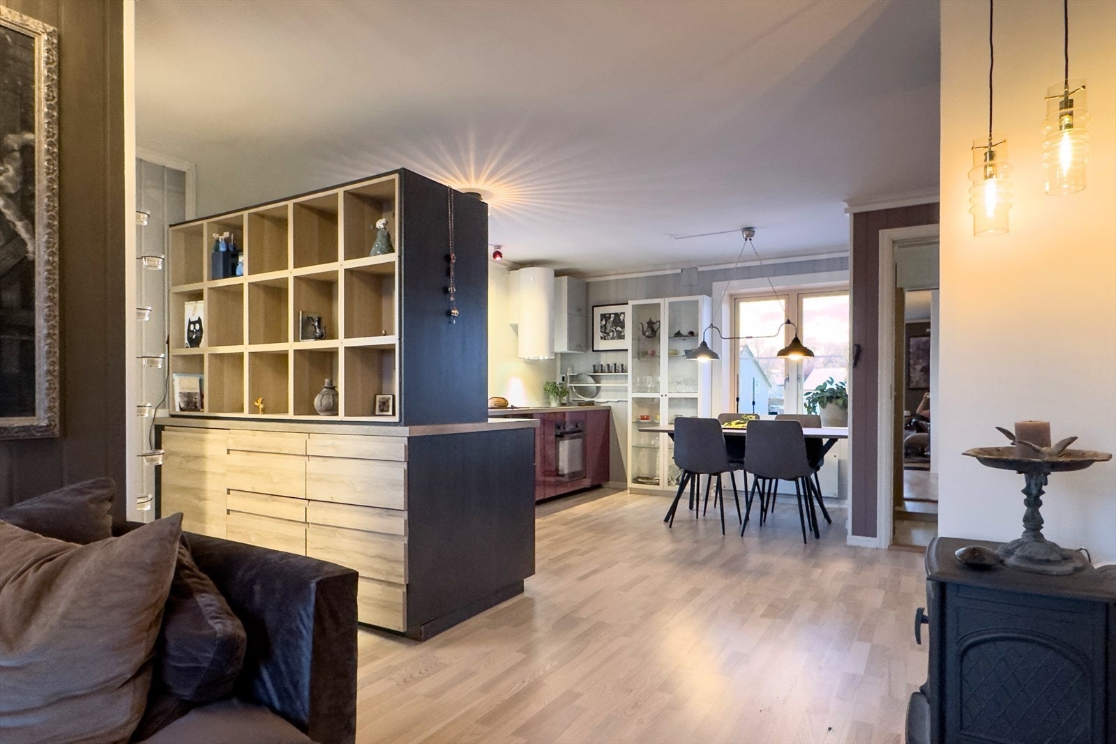 Følelse av luftighet, samtidig som romavdeleren mellom kjøkken og stue skaper flere behagelige soner. Galleribilde