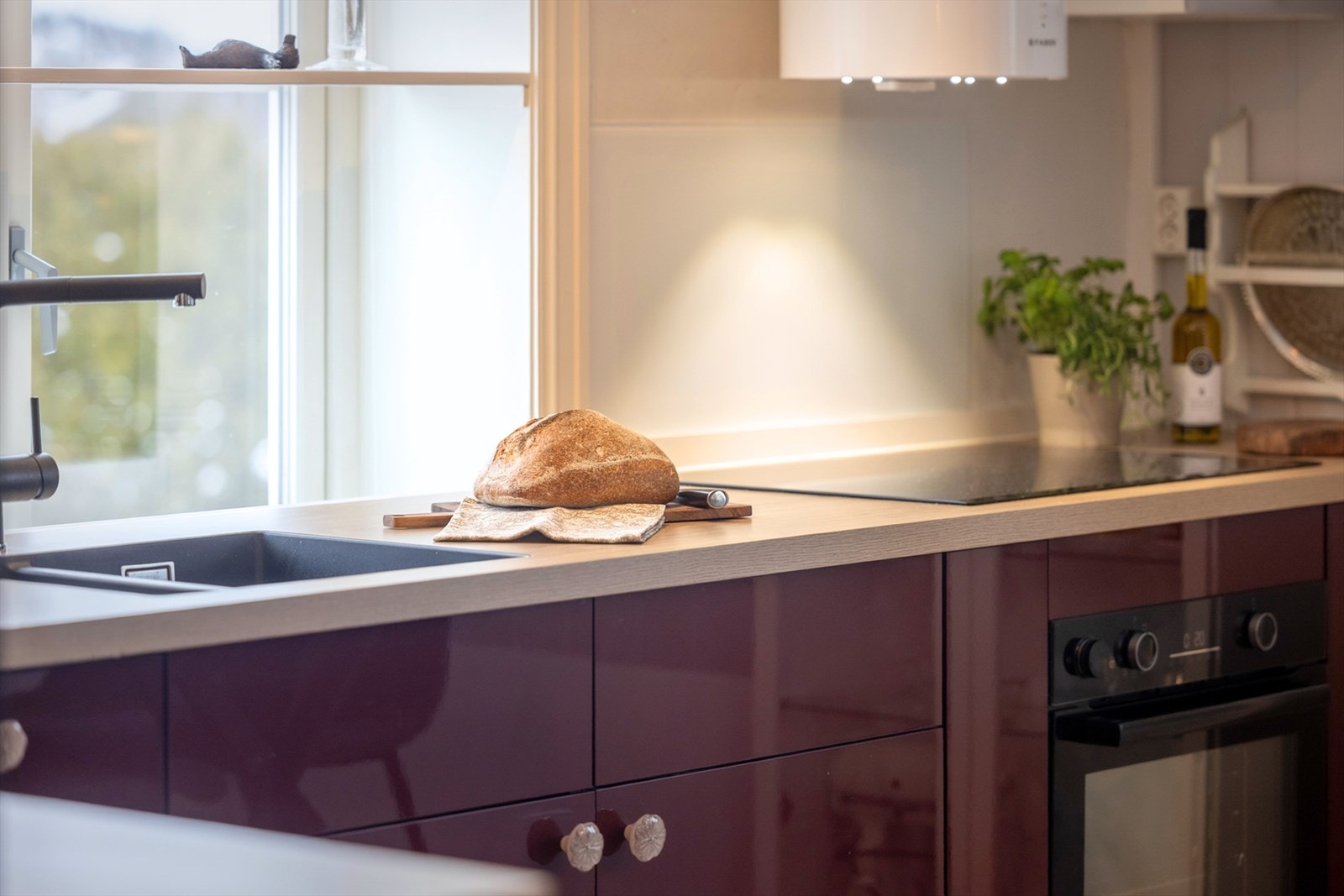 Kjøkkenet inspirerer til matlaging med ca. 5 meters arbeidsbenk, noe som gir stor deilig arbeidsflate. Galleribilde