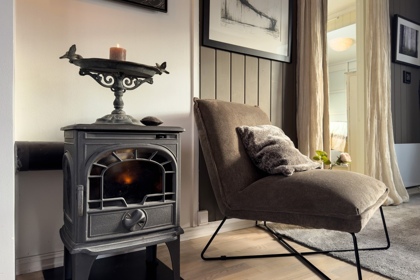 Vedovnen gjør hyggen komplett. Det er lunt å sitte her med en god bok. Galleribilde