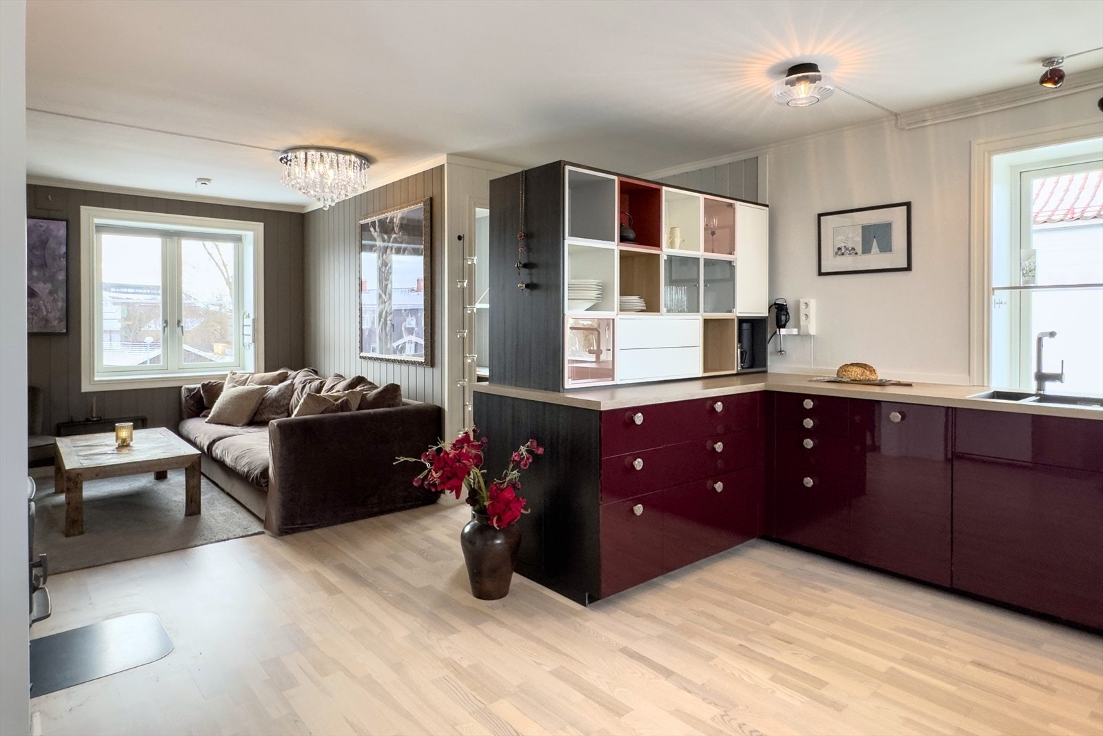 Oppholdsrommet er malt med smakfulle farger med en åpen planløsning som forener stue og kjøkken, noe som gir en følelse av romslighet og ro. Galleribilde