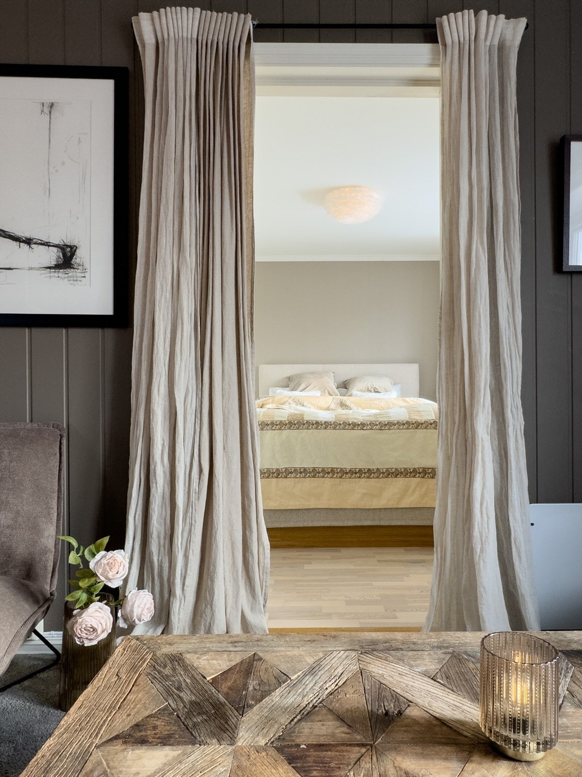 Boligens hovedsoverom har praktisk adkomst fra stuen. Galleribilde