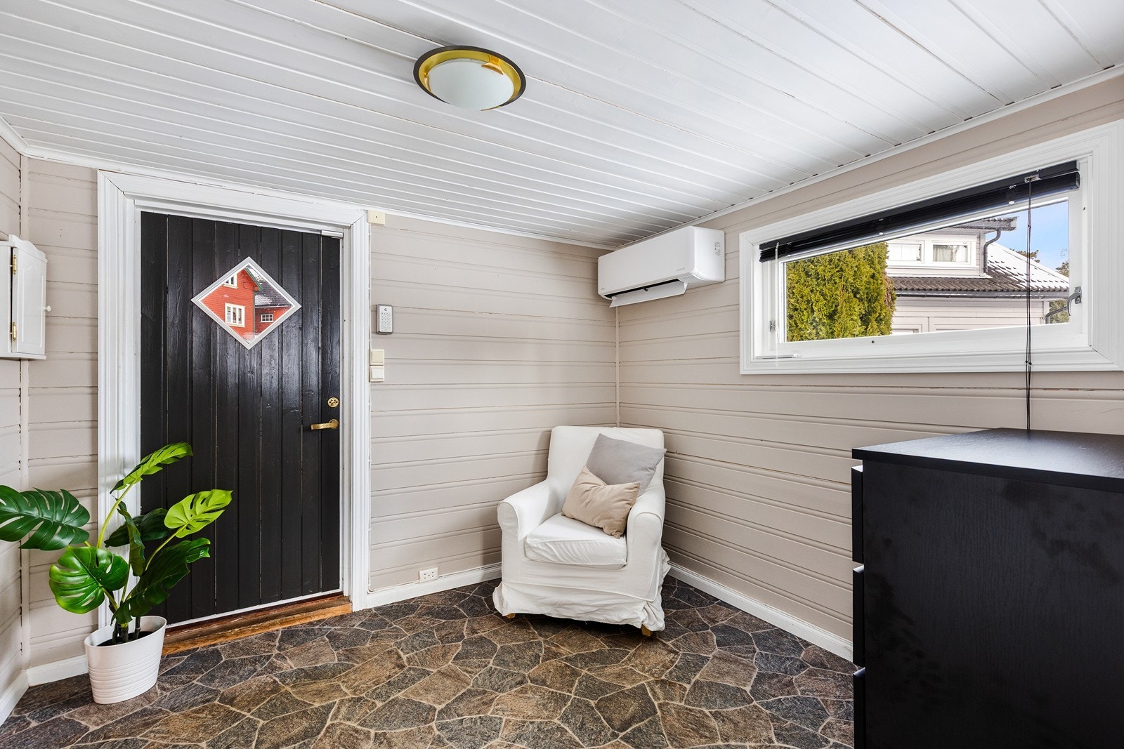 Her blir du møtt av en stor og romslig gang med egen inngang til underetasjen fra utsiden - praktisk og innbydende. Galleribilde