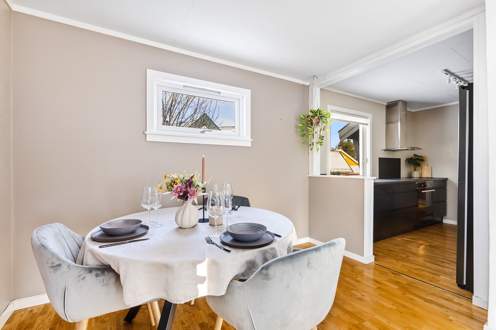 Delvis åpen kjøkken- og stueløsning som skaper en fin balanse mellom sonene - her kan du lage mat og likevel være en del av samtalen med gjestene. Galleribilde