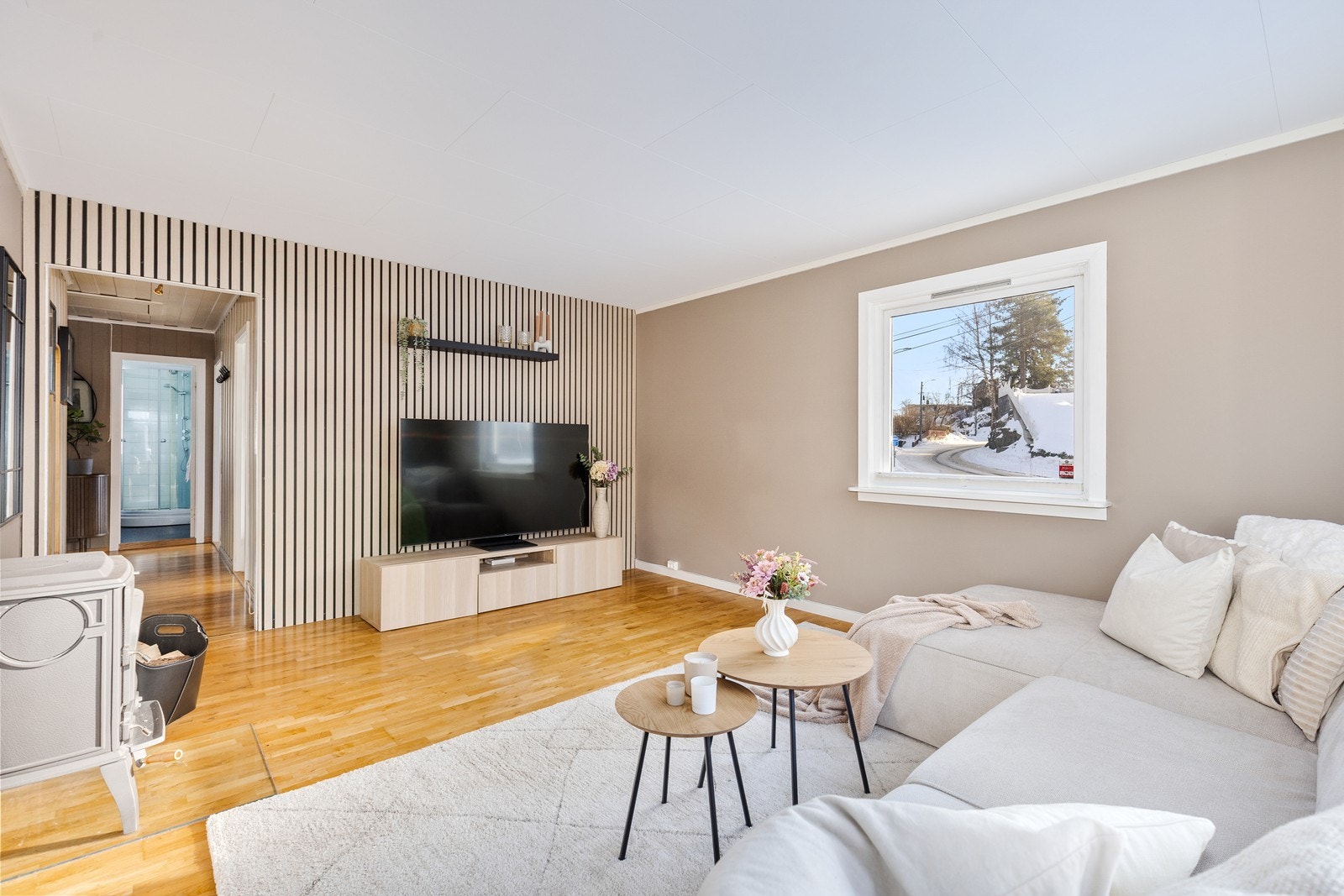 Planløsningen legger naturlig til rette for et hyggelig sofahjørne med peis midt i rommet som skaper en lun og hyggelig atmosfære. Galleribilde