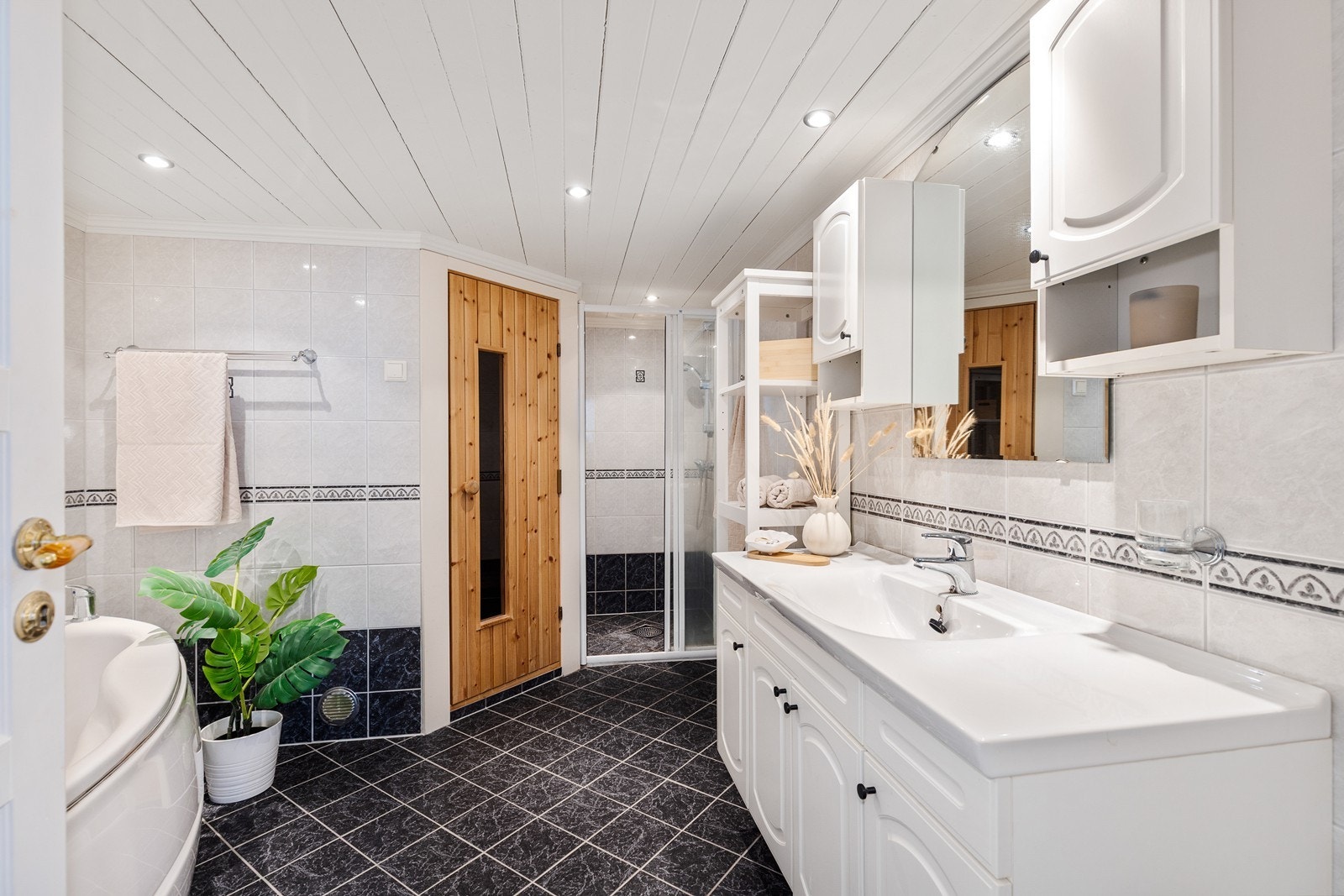 Badet i underetasjen er romslig med baderomsinnredning, servant, badekar, dusjnisje samt. badstu for ekstra hverdagsluksus Galleribilde