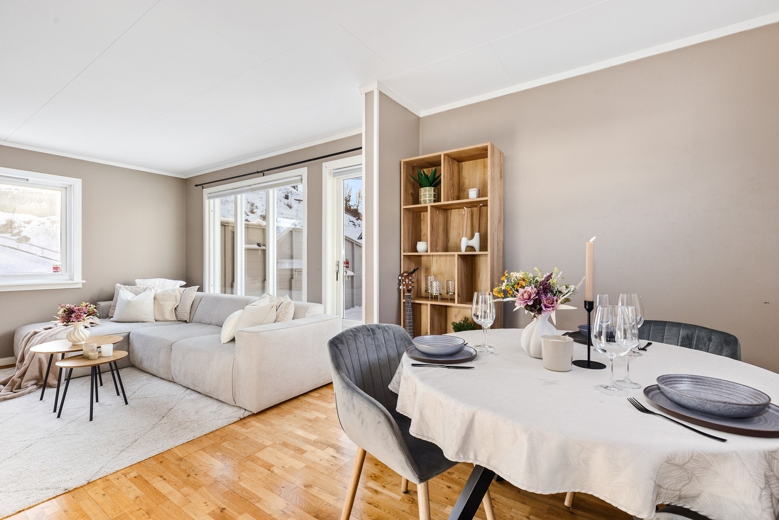 Rommet har en åpen og luftig utforming med gode møbleringsmuligheter - et romslig og innbydende oppholdsrom med mange muligheter. Galleribilde