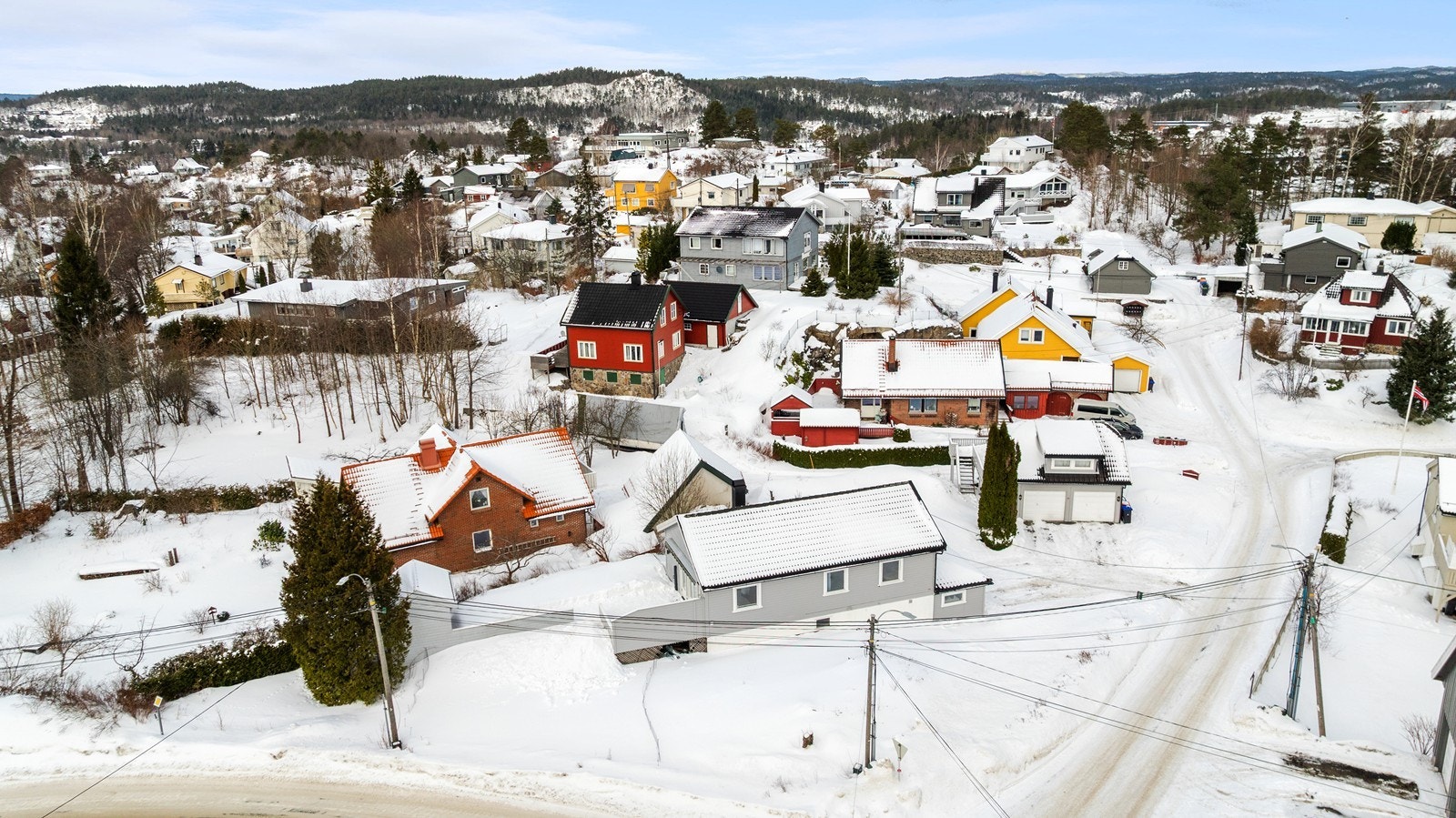 Stor solrik tomt med gode parkeringsmulighet i garasjen og asfaltert oppkjørsel. Galleribilde