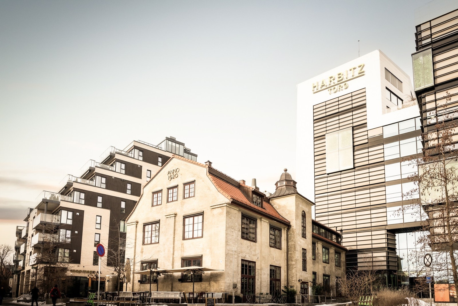 Umiddelbar nærhet til Harbitz torg med restauranter og nærbutikker med videre. Galleribilde