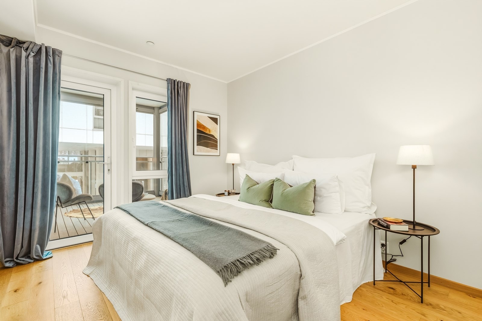 Hovedsoverommet har god plass til dobbeltseng og ligger med vindu og balkongdør ut til den vestvendte balkongen. Vinduet til sides for verandadøren er ført helt ned til gulvet. Galleribilde