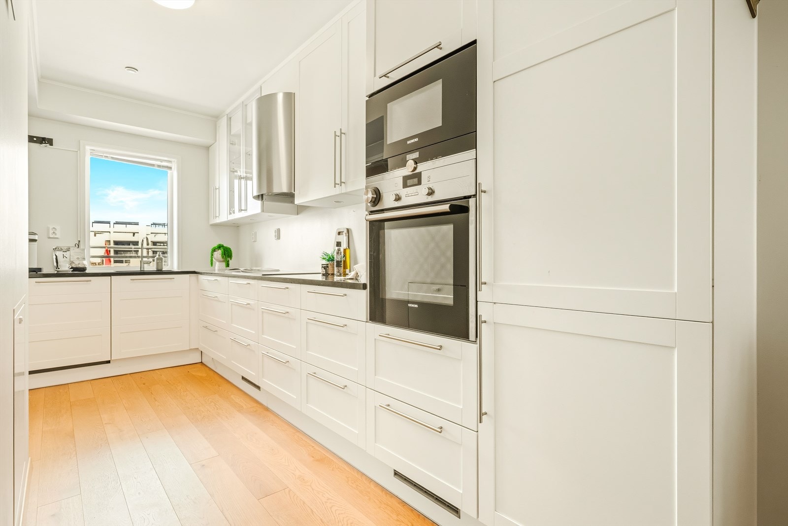 Fra kjøkkenvinduet er det fint utsikt ut mot Byfjorden. Galleribilde