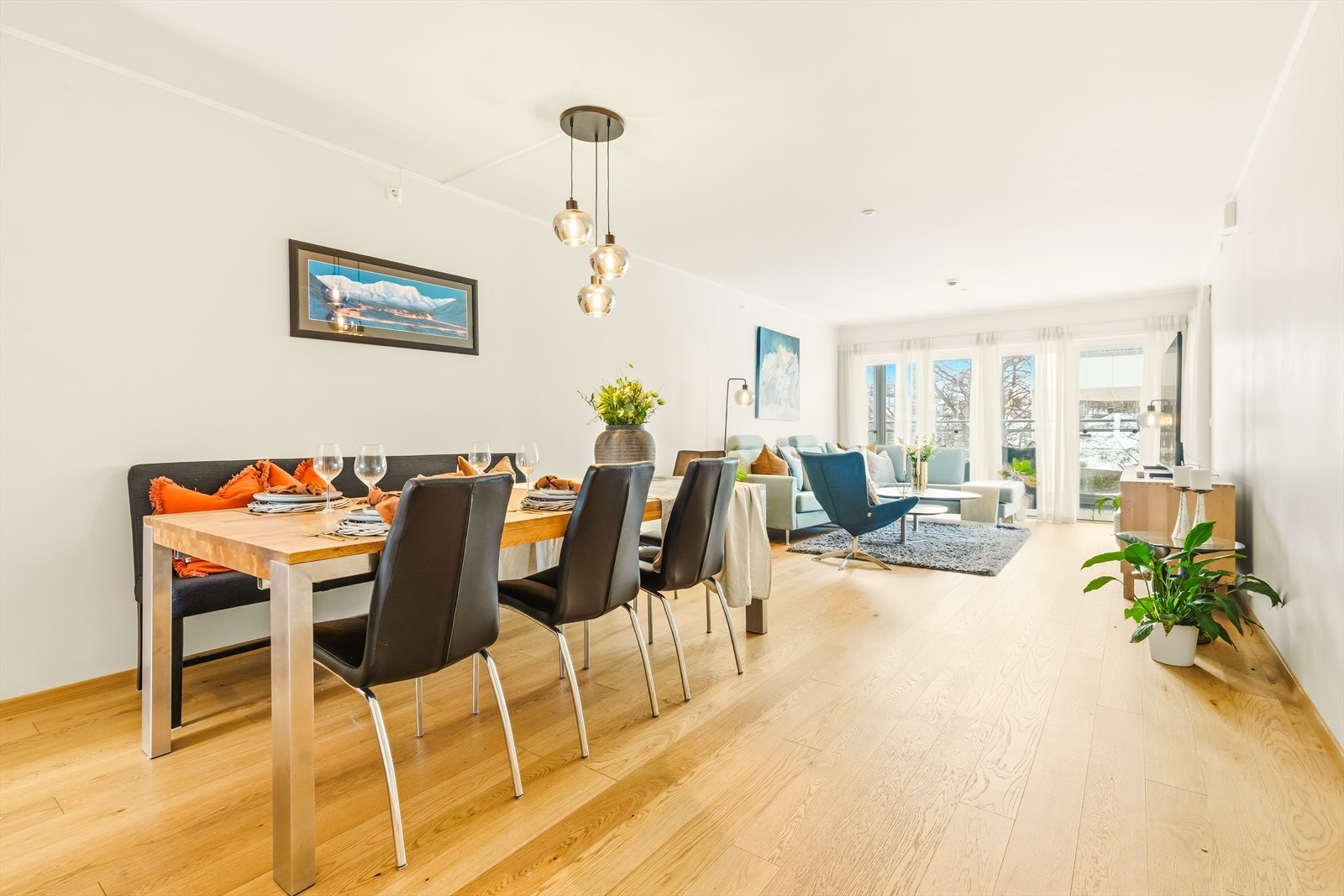 Leiligheten har gjennomgående planløsning og byr blant annet på en romslig stue-/spisestue med flere møbleringsalternativer og et flott kjøkken i motsatt ende av leiligheten. Galleribilde