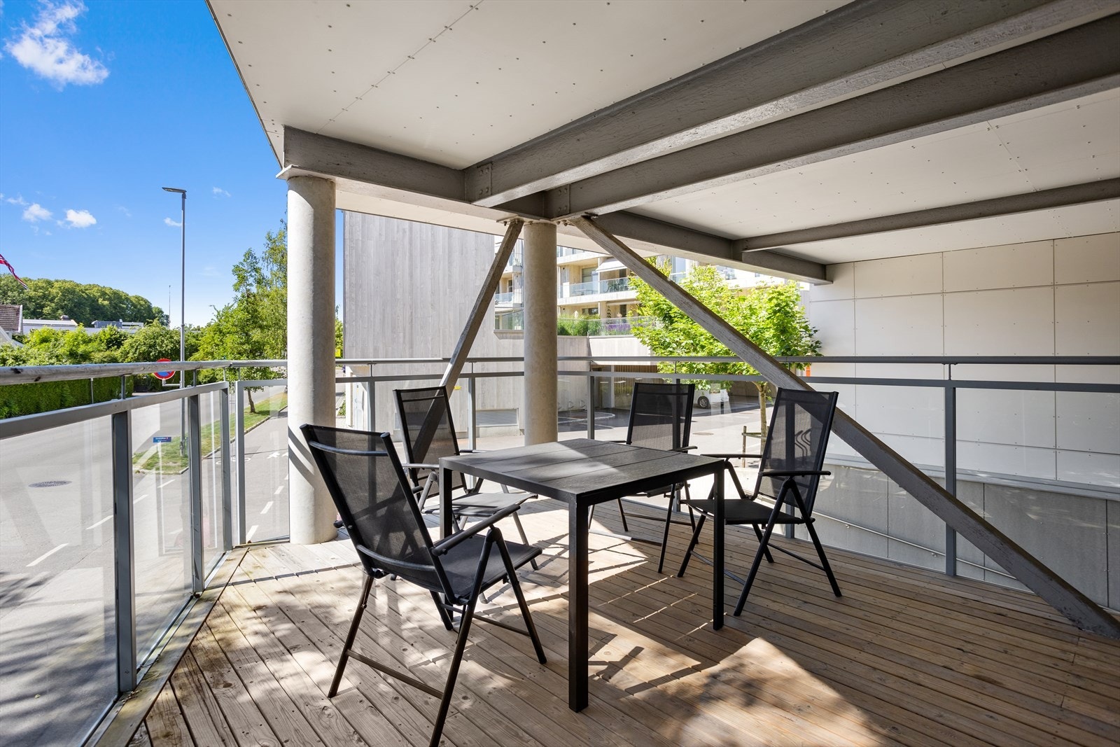 Det er også en terrasse tilknyttet allrommet. Galleribilde