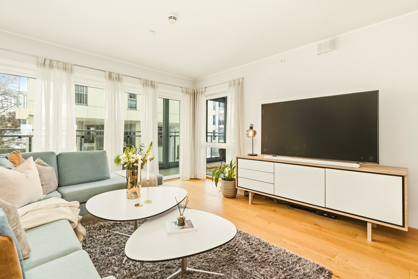 Nærkontakten til uterommet er påfallende nærmest hvor enn hvor du befinner deg i rommet og selvsagt fra både sofagruppen og fra spisestueplassen. Galleribilde