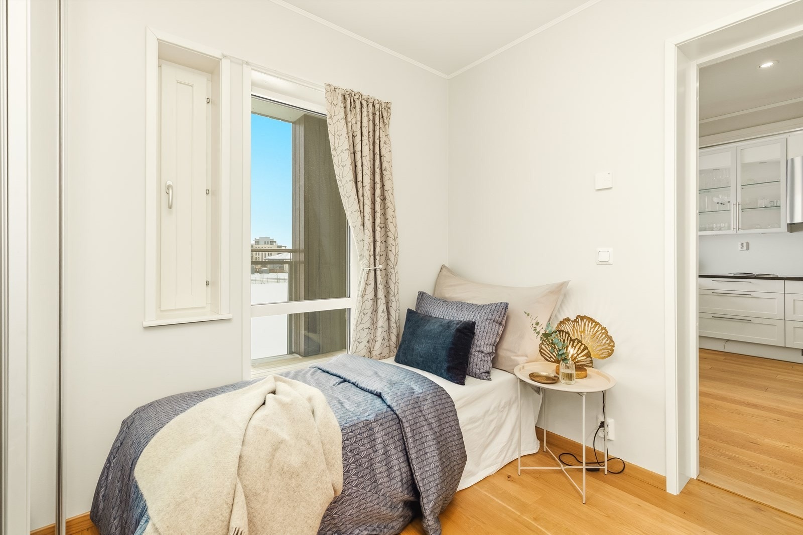 Både fra sengekanten og arbeidsplassen kan man lese en god bok og nyte det koselige båt-/sjølivet som utspiller seg rett utenfor leiligheten. Bred tre-dørs skyvedørsgarderobe rommer god plass for klestøy og annet. Galleribilde