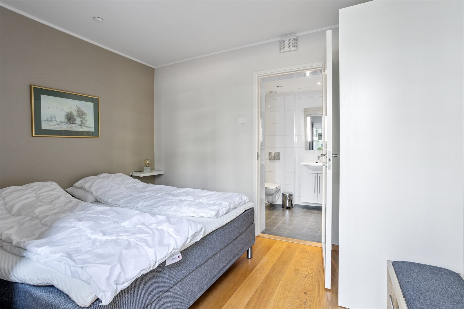 Hvert av de to gjesterommene er fullt møblert inkludert garderobeskap, dobbeltseng og med egne baderom. Galleribilde