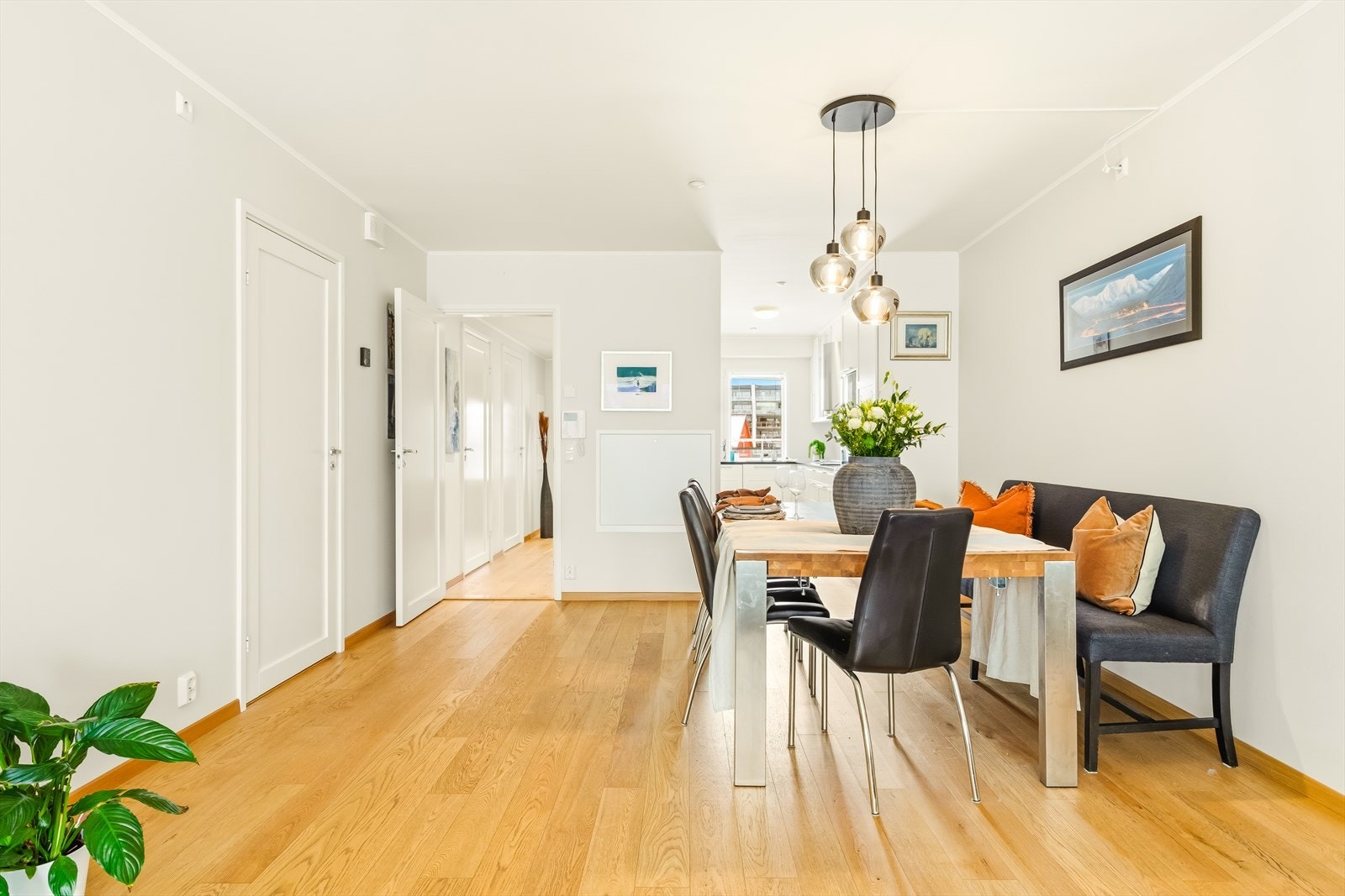 Stuen har fleksible møbleringsmuligheter med plass til både spisestue og sofa-/sittegruppe. Galleribilde