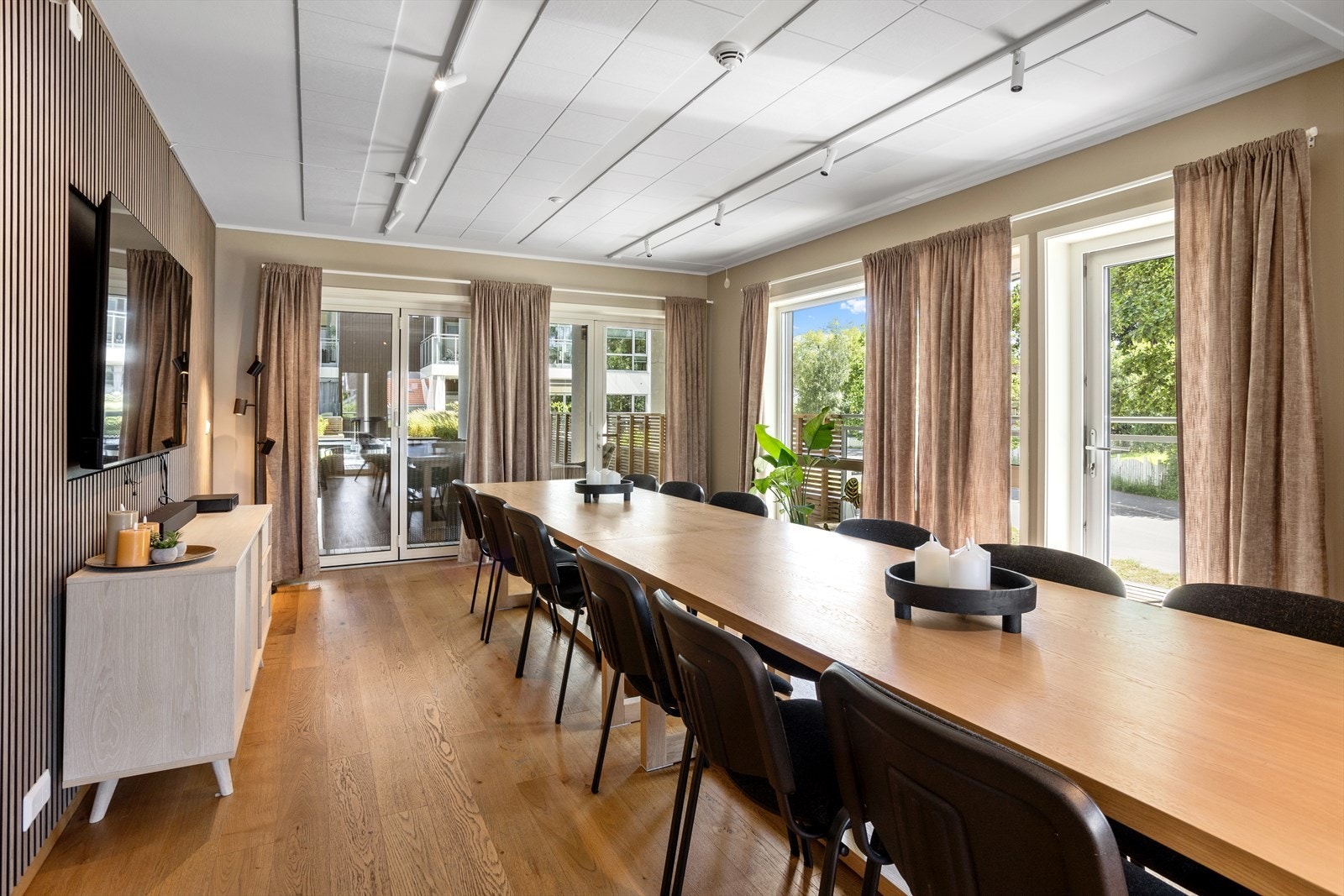 Rommet var tidligere avsatt med mulighet for bruk som trimrom, men det er vedtatt i sameiet rommet skal fungere som til selskaps-/møterom. Rommet er nylig noe oppusset/oppgradert. Galleribilde