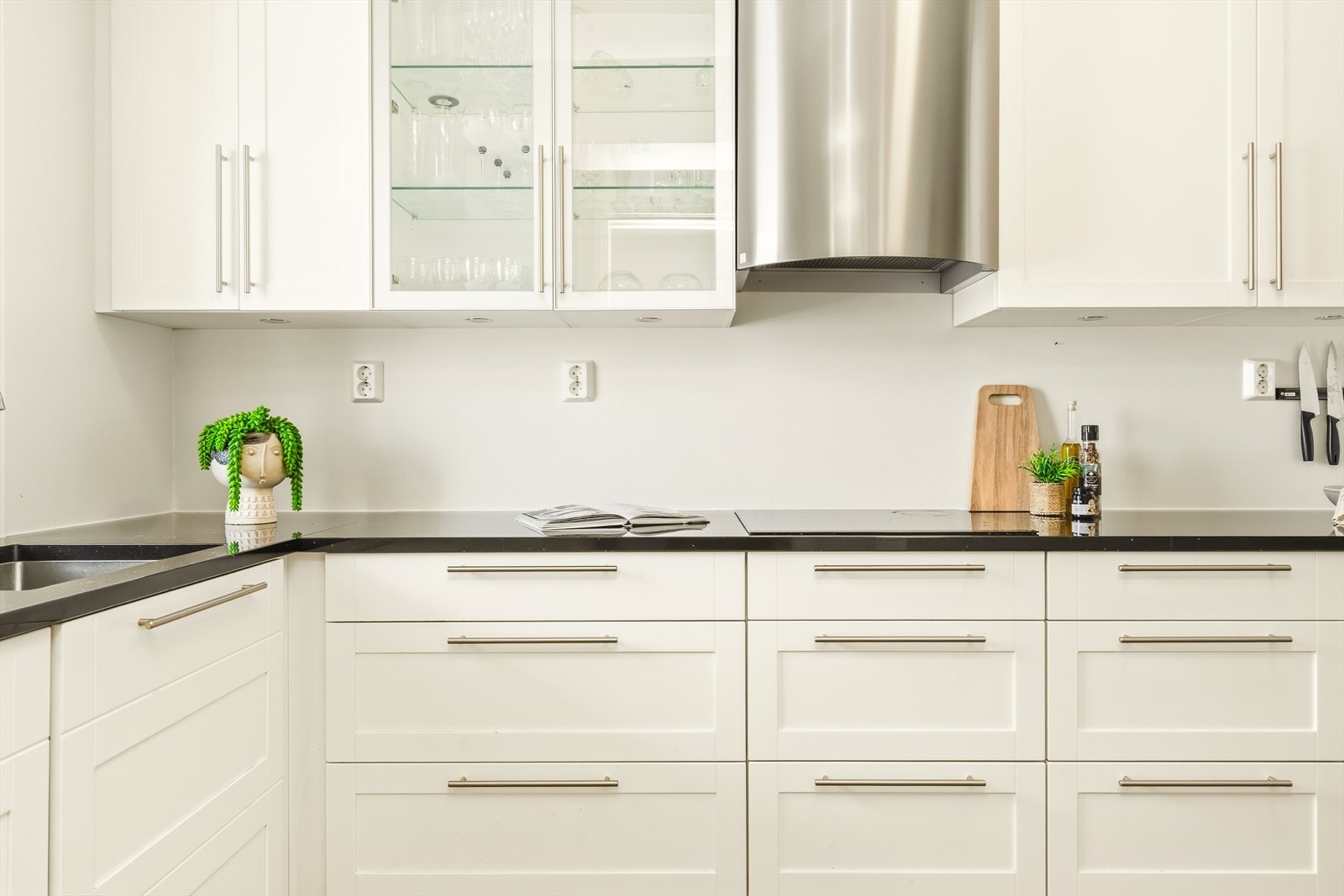 Underlimt oppvaskkum i kvadratisk utførelse gir et moderne uttrykk og gjør renholdet enklere og mer praktisk. Galleribilde