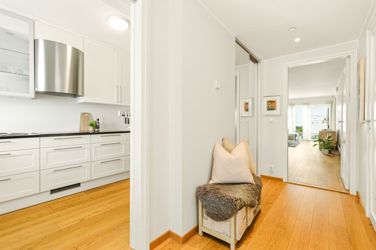 Den vannbårne gulvvarmen ligger i alle gulv innvendig i leiligheten (baderom har varmekabler). Tenk deg hvor deilig det er å alltid ha varme gulv - i tillegg slipper du varmeovner på veggene og står mer fritt til plassering av møbler. Galleribilde