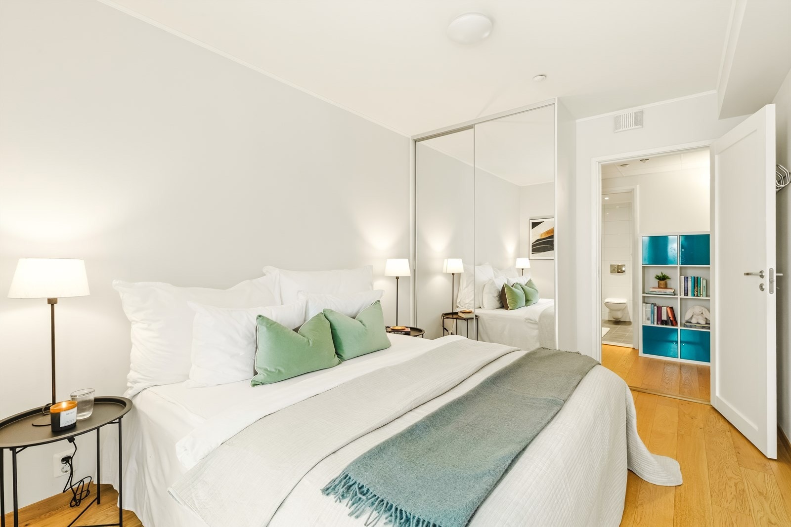 Dette rommet blir nærmest som en "privat suite" med høyreiste vindusflater og kort vei til baderommet. To-dørs skyvedørsgarderobe med takhøye dører tilbyr fin garderobeplass. Galleribilde